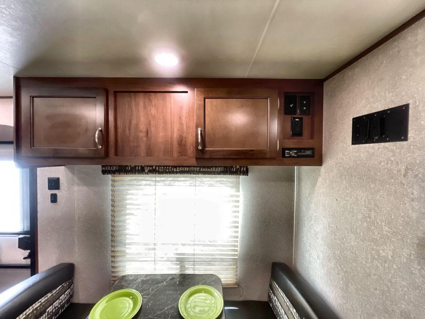 2017 JAYCO JAYFLIGHT 264BH (1UJBJ0BN3H1) , located at 4319 N Main St, Cleburne, TX, 76033, (817) 678-5133, 32.385960, -97.391212 - Photo#20