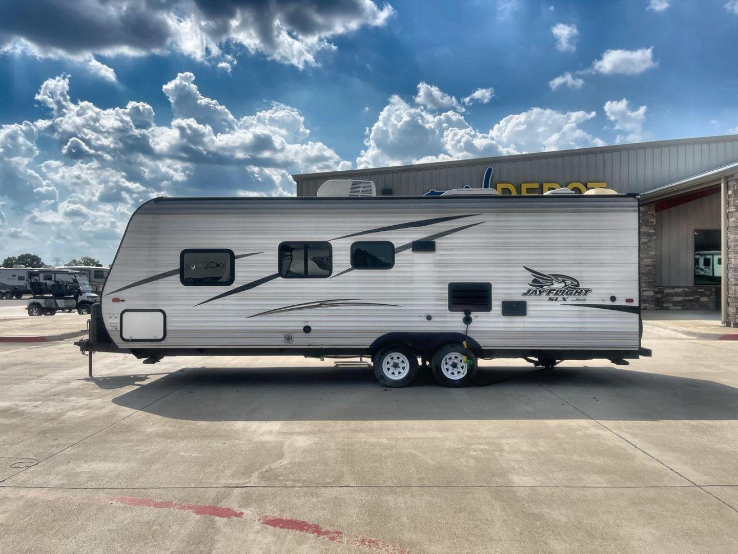 2017 JAYCO JAYFLIGHT 264BH (1UJBJ0BN3H1) , located at 4319 N Main St, Cleburne, TX, 76033, (817) 678-5133, 32.385960, -97.391212 - Photo#24