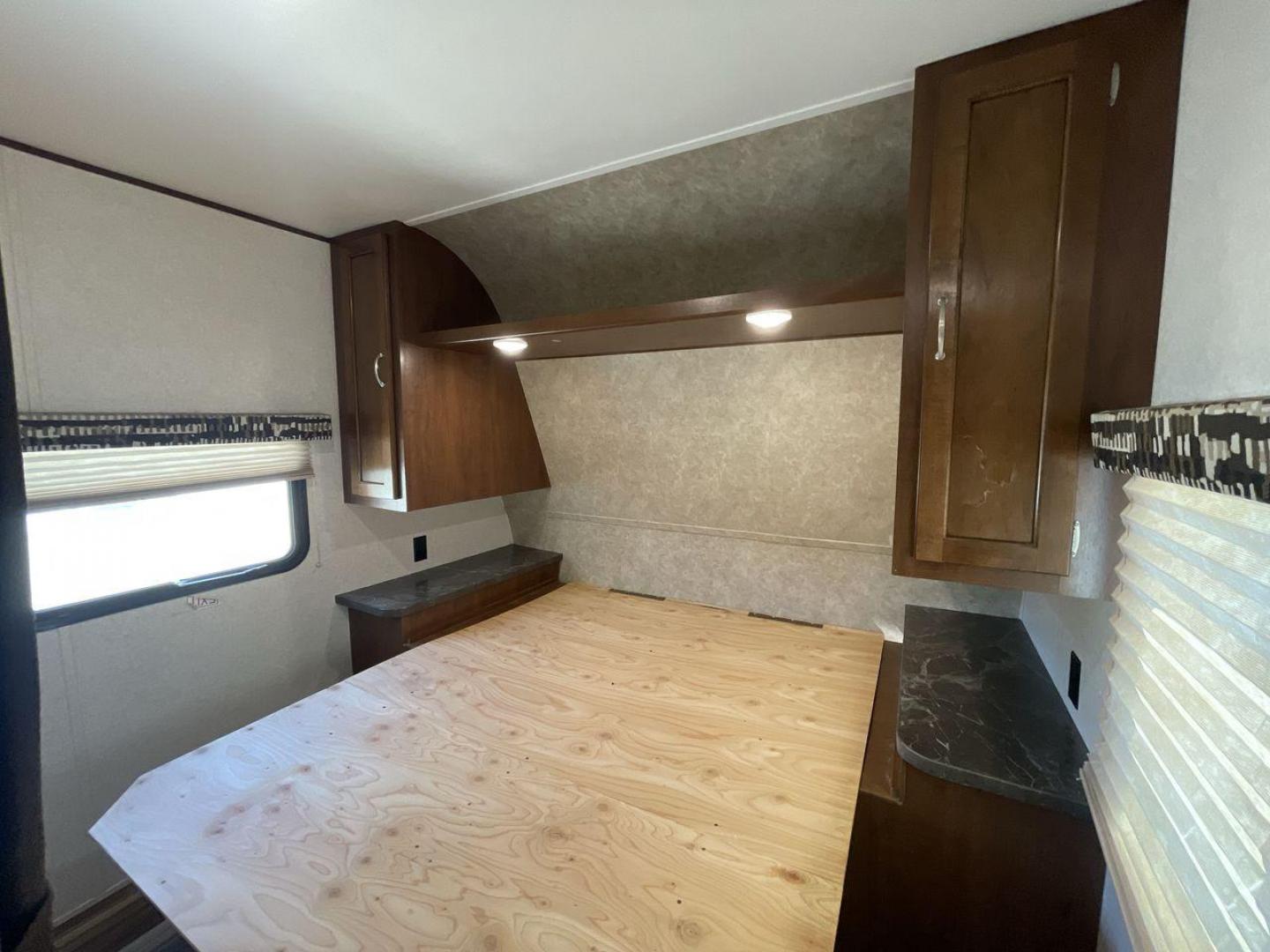 2017 WHITE JAYCO JAYFLIGHT 28BHBE (1UJBJ0BR8H1) , Length: 33.42 ft. | Dry Weight: 6,510 lbs. | Gross Weight: 9,250 lbs. | Slides: 1 transmission, located at 4319 N Main St, Cleburne, TX, 76033, (817) 678-5133, 32.385960, -97.391212 - Photo#16