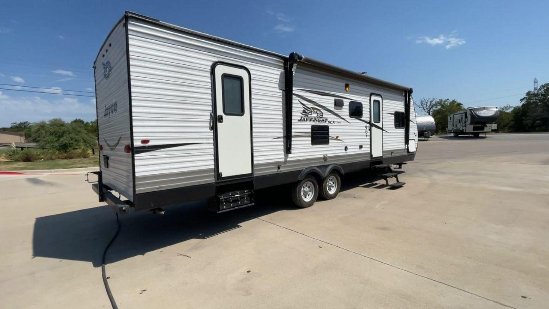 2017 WHITE JAYCO JAYFLIGHT 28BHBE (1UJBJ0BR8H1) , Length: 33.42 ft. | Dry Weight: 6,510 lbs. | Gross Weight: 9,250 lbs. | Slides: 1 transmission, located at 4319 N Main St, Cleburne, TX, 76033, (817) 678-5133, 32.385960, -97.391212 - Photo#1