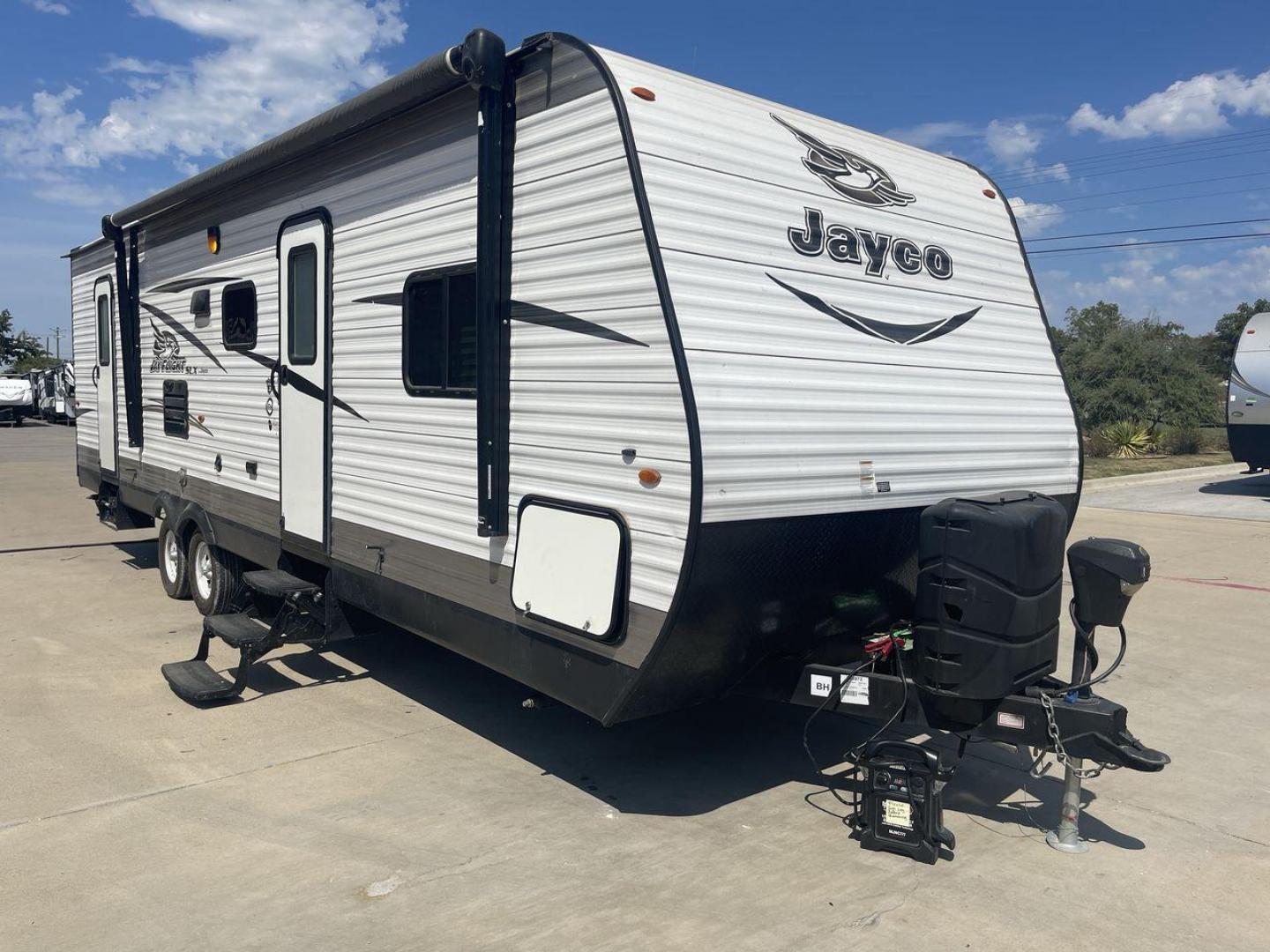 2017 WHITE JAYCO JAYFLIGHT 28BHBE (1UJBJ0BR8H1) , Length: 33.42 ft. | Dry Weight: 6,510 lbs. | Gross Weight: 9,250 lbs. | Slides: 1 transmission, located at 4319 N Main St, Cleburne, TX, 76033, (817) 678-5133, 32.385960, -97.391212 - Photo#22