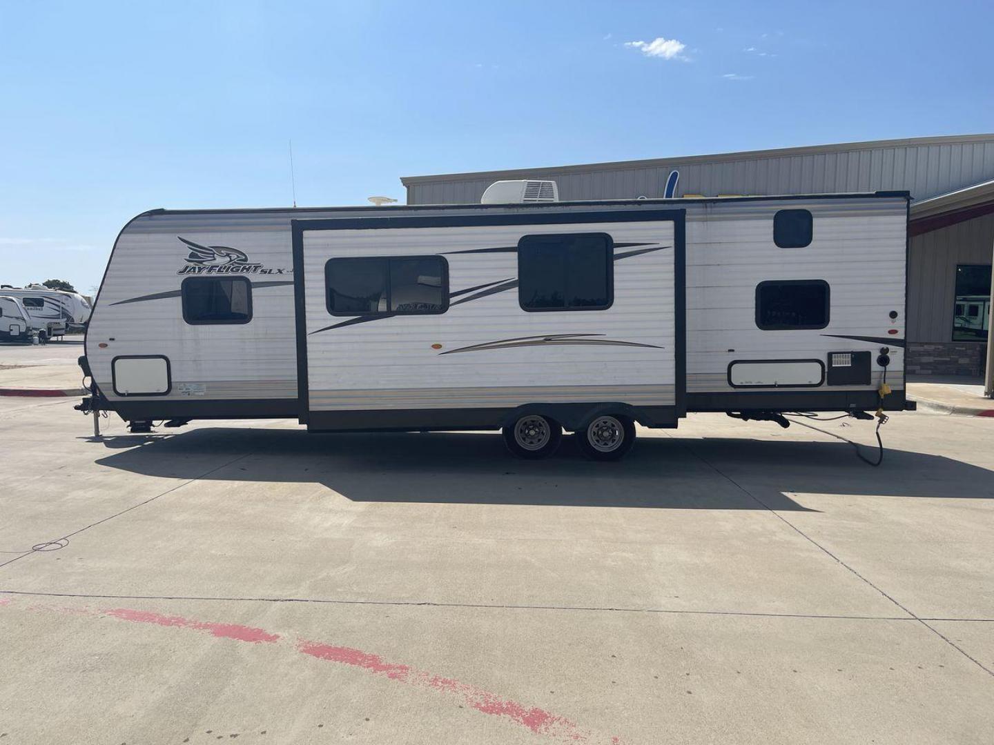 2017 WHITE JAYCO JAYFLIGHT 28BHBE (1UJBJ0BR8H1) , Length: 33.42 ft. | Dry Weight: 6,510 lbs. | Gross Weight: 9,250 lbs. | Slides: 1 transmission, located at 4319 N Main St, Cleburne, TX, 76033, (817) 678-5133, 32.385960, -97.391212 - Photo#23