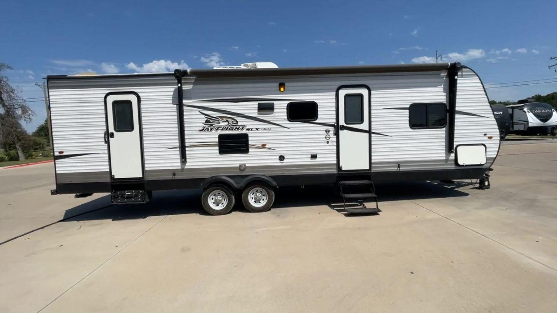 2017 WHITE JAYCO JAYFLIGHT 28BHBE (1UJBJ0BR8H1) , Length: 33.42 ft. | Dry Weight: 6,510 lbs. | Gross Weight: 9,250 lbs. | Slides: 1 transmission, located at 4319 N Main St, Cleburne, TX, 76033, (817) 678-5133, 32.385960, -97.391212 - Photo#2