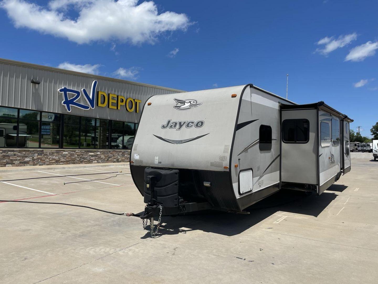 2017 JAYCO JAYFLIGHT 32BHDS (1UJBJ0BT4H1) , located at 4319 N Main St, Cleburne, TX, 76033, (817) 678-5133, 32.385960, -97.391212 - Photo#0