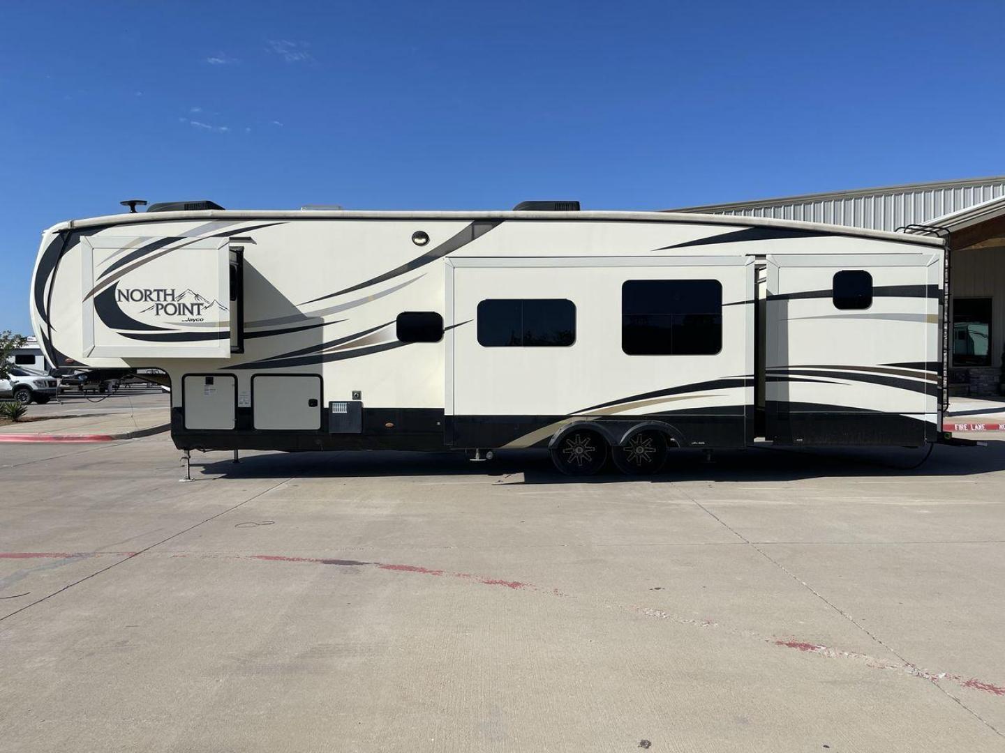 2017 TAN JAYCO NORTH POINT 375BHFS (1UJCJ0BV2H1) , Length: 43.25 ft.| Dry Weight: 13,740 lbs. | Gross Weight: 16,500 lbs. | Slides: 5 transmission, located at 4319 N Main St, Cleburne, TX, 76033, (817) 678-5133, 32.385960, -97.391212 - Five slides, one-and-a-half baths, a bunkhouse, and an outdoor kitchen are just some of the highlights of this North Point fifth wheel model 375BHFS by Jayco. This fifth wheel measures 43.25 ft in length, 8 ft in width, 13.33 ft in height, and 6.83 ft in interior height. It has a dry weight of 1 - Photo#23