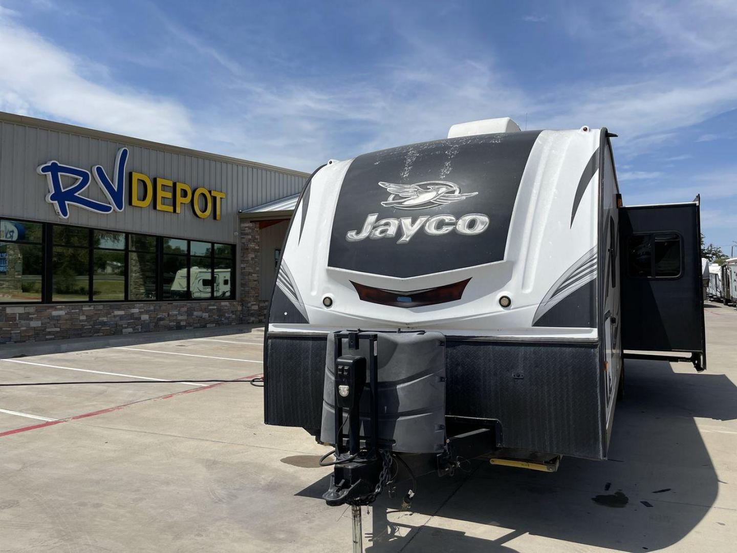 2017 WHITE JAYCO WHITE HAWK 30RDS - (1UJBJ0BS3H1) , Length: 35.25 ft. | Dry Weight: 6,620 lbs | Gross Weight: 8,500 | Slides: 1 transmission, located at 4319 N Main St, Cleburne, TX, 76033, (817) 678-5133, 32.385960, -97.391212 - The 2017 Jayco White Hawk 30RDS is a versatile and well-crafted travel trailer, measuring 35 feet in length and boasting a dry weight of 6,620 lbs with a GVWR of 8,500 lbs. Designed to accommodate 4-6 people, this trailer features an I-Class structural I-beam frame and vacuum-bonded laminated fiberg - Photo#0