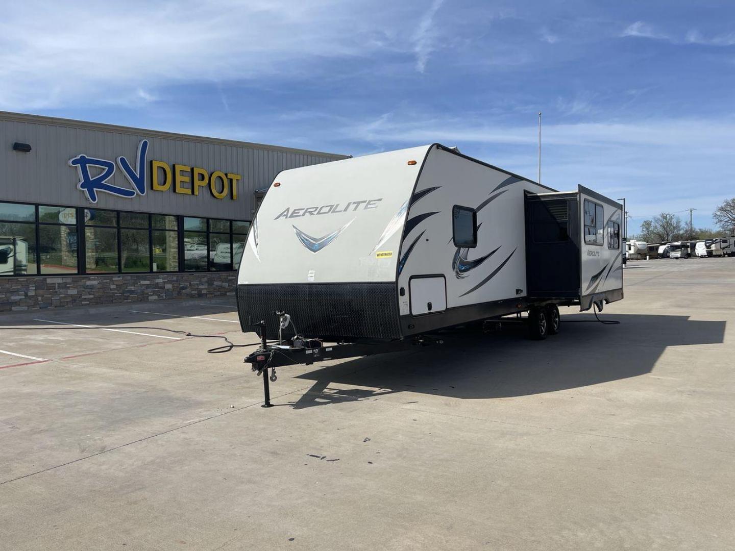 2017 KEYSTONE AEROLITE 2820RESL (4YDT2822XHJ) , located at 4319 N Main St, Cleburne, TX, 76033, (817) 678-5133, 32.385960, -97.391212 - Photo#0