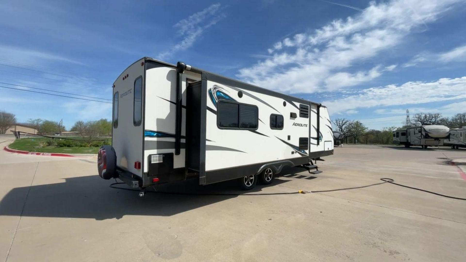 2017 KEYSTONE AEROLITE 2820RESL (4YDT2822XHJ) , located at 4319 N Main St, Cleburne, TX, 76033, (817) 678-5133, 32.385960, -97.391212 - Photo#1