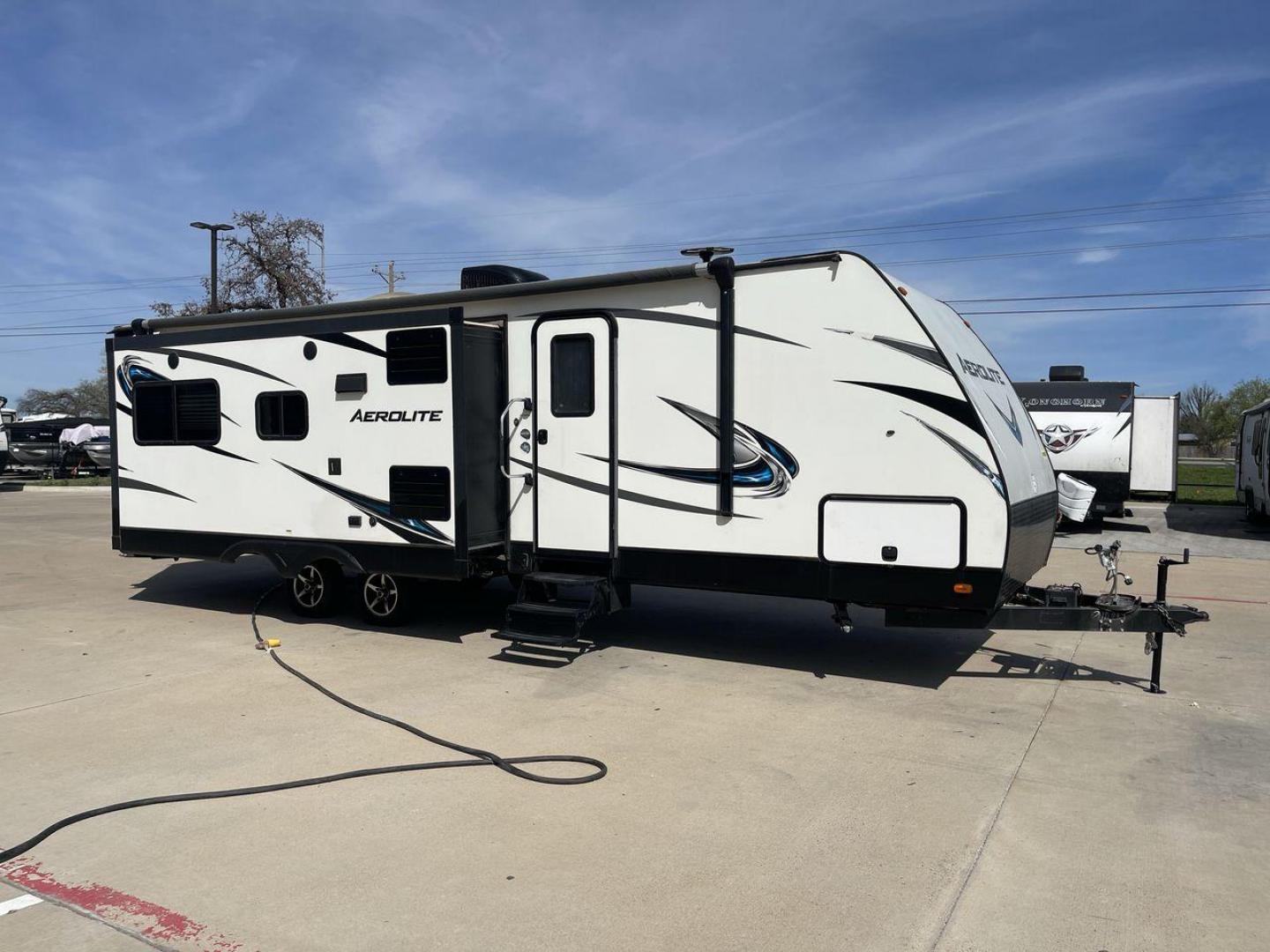 2017 KEYSTONE AEROLITE 2820RESL (4YDT2822XHJ) , located at 4319 N Main St, Cleburne, TX, 76033, (817) 678-5133, 32.385960, -97.391212 - Photo#23