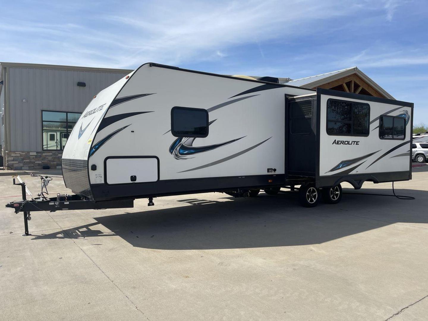 2017 KEYSTONE AEROLITE 2820RESL (4YDT2822XHJ) , located at 4319 N Main St, Cleburne, TX, 76033, (817) 678-5133, 32.385960, -97.391212 - Photo#24