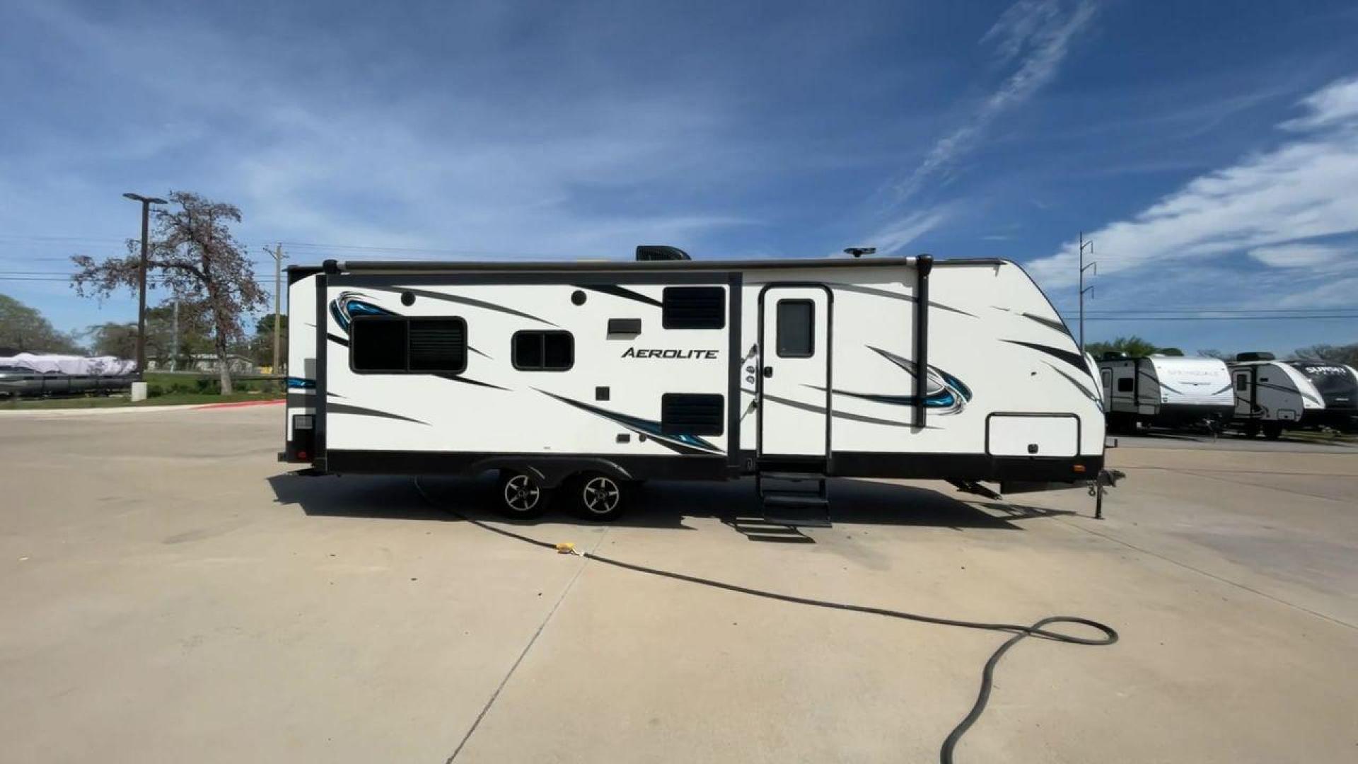 2017 KEYSTONE AEROLITE 2820RESL (4YDT2822XHJ) , located at 4319 N Main St, Cleburne, TX, 76033, (817) 678-5133, 32.385960, -97.391212 - Photo#2