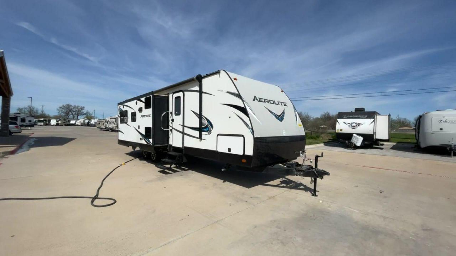 2017 KEYSTONE AEROLITE 2820RESL (4YDT2822XHJ) , located at 4319 N Main St, Cleburne, TX, 76033, (817) 678-5133, 32.385960, -97.391212 - Photo#3