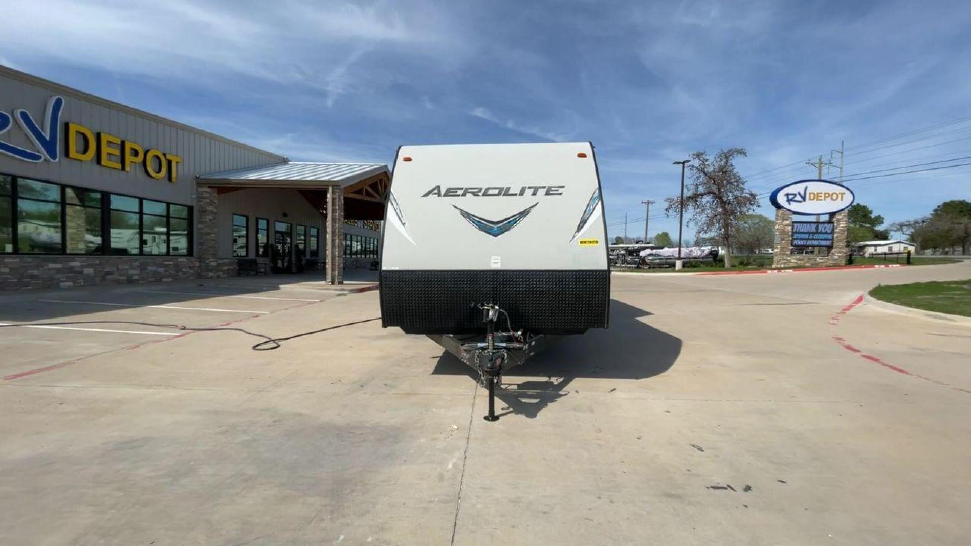 2017 KEYSTONE AEROLITE 2820RESL (4YDT2822XHJ) , located at 4319 N Main St, Cleburne, TX, 76033, (817) 678-5133, 32.385960, -97.391212 - Photo#4