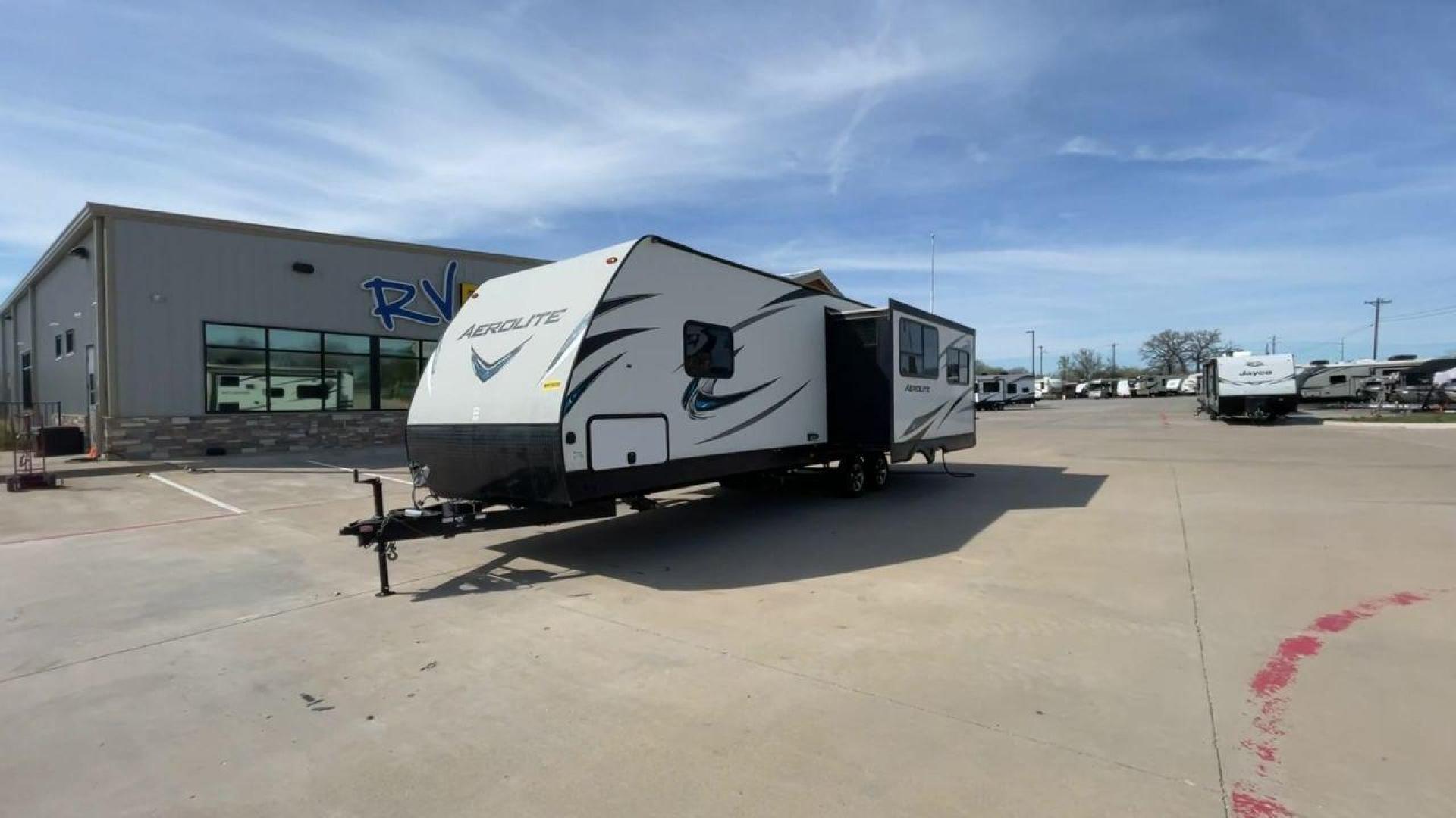 2017 KEYSTONE AEROLITE 2820RESL (4YDT2822XHJ) , located at 4319 N Main St, Cleburne, TX, 76033, (817) 678-5133, 32.385960, -97.391212 - Photo#5