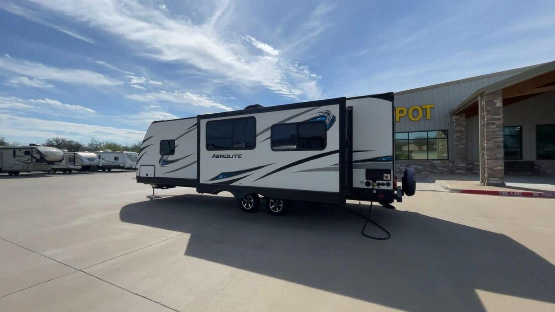 2017 KEYSTONE AEROLITE 2820RESL (4YDT2822XHJ) , located at 4319 N Main St, Cleburne, TX, 76033, (817) 678-5133, 32.385960, -97.391212 - Photo#7