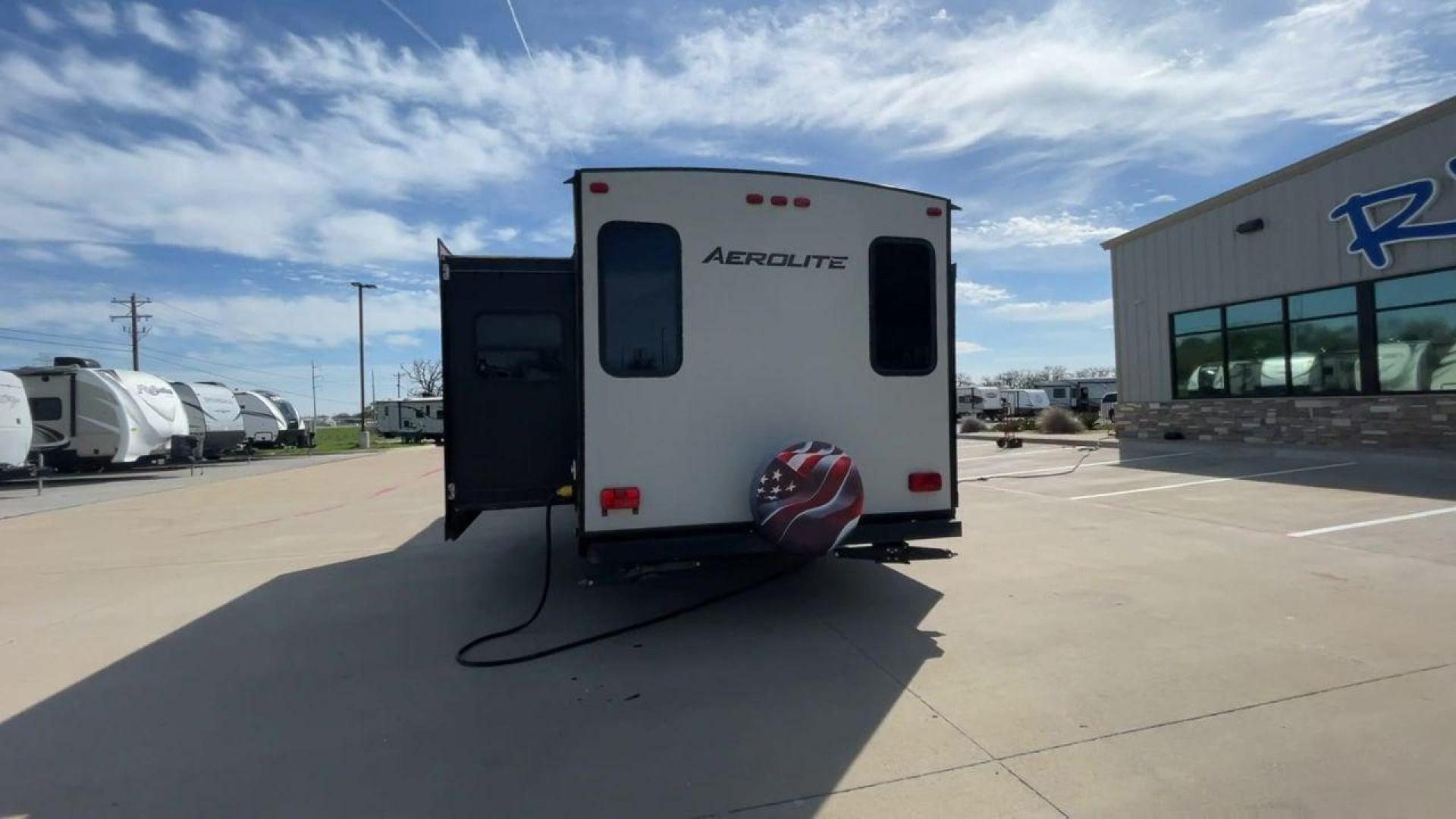 2017 KEYSTONE AEROLITE 2820RESL (4YDT2822XHJ) , located at 4319 N Main St, Cleburne, TX, 76033, (817) 678-5133, 32.385960, -97.391212 - Photo#8