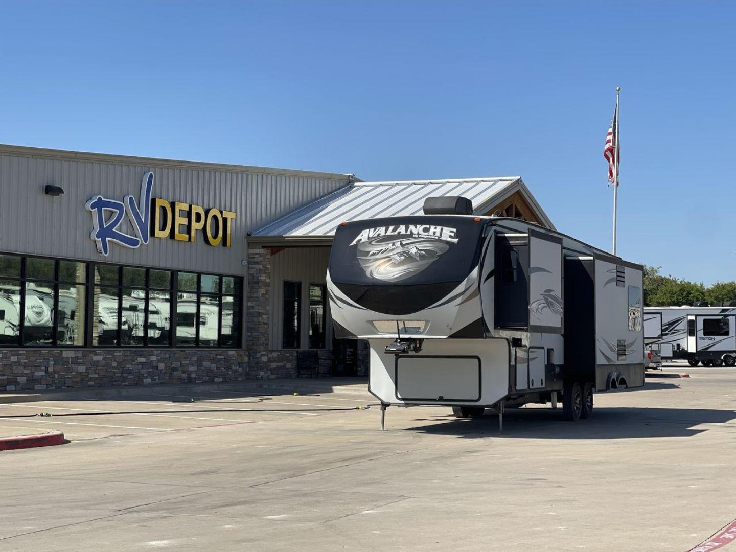 2017 GRAY KEYSTONE AVALANCHE 300RE (4YDF30028HE) , Length: 34.5 ft. | Dry Weight: 11,489 lbs. | Gross Weight: 15,000 lbs. | Slides: 3 transmission, located at 4319 N Main St, Cleburne, TX, 76033, (817) 678-5133, 32.385960, -97.391212 - The 2017 Keystone Avalanche 300RE is a dual-axle aluminum wheel setup measuring 34.5 ft. in length. It has a dry weight of 11,489 lbs. and a GVWR of 15,000 lbs. Its exterior is a base color of silver with black, gray, and white graphics. It is made of aluminum and fiberglass. With 3 slides, it is ro - Photo#0