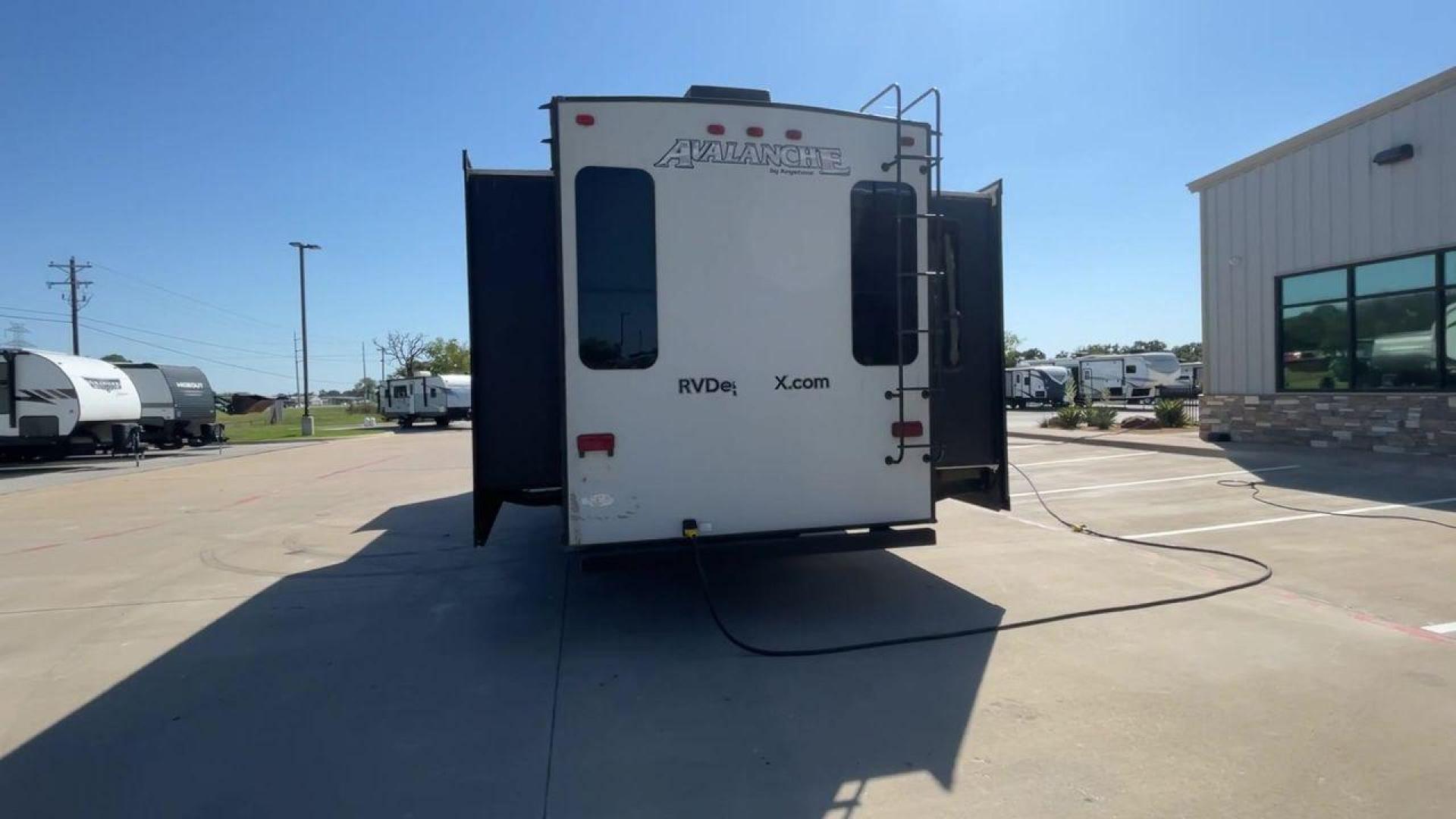 2017 GRAY KEYSTONE AVALANCHE 300RE (4YDF30028HE) , Length: 34.5 ft. | Dry Weight: 11,489 lbs. | Gross Weight: 15,000 lbs. | Slides: 3 transmission, located at 4319 N Main St, Cleburne, TX, 76033, (817) 678-5133, 32.385960, -97.391212 - The 2017 Keystone Avalanche 300RE is a dual-axle aluminum wheel setup measuring 34.5 ft. in length. It has a dry weight of 11,489 lbs. and a GVWR of 15,000 lbs. Its exterior is a base color of silver with black, gray, and white graphics. It is made of aluminum and fiberglass. With 3 slides, it is ro - Photo#8