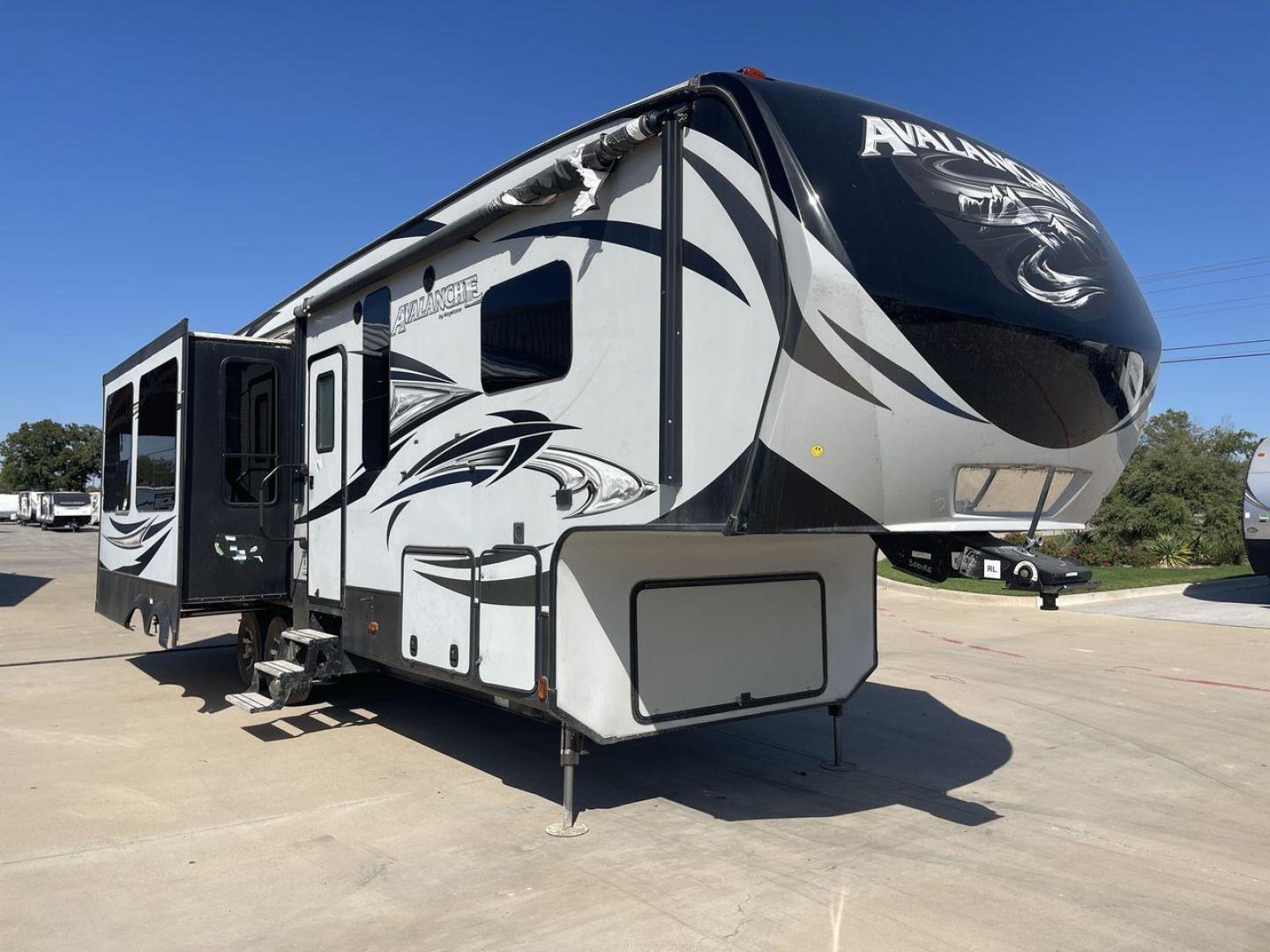 2017 GRAY KEYSTONE AVALANCHE 300RE (4YDF30028HE) , Length: 34.5 ft. | Dry Weight: 11,489 lbs. | Gross Weight: 15,000 lbs. | Slides: 3 transmission, located at 4319 N Main St, Cleburne, TX, 76033, (817) 678-5133, 32.385960, -97.391212 - The 2017 Keystone Avalanche 300RE is a dual-axle aluminum wheel setup measuring 34.5 ft. in length. It has a dry weight of 11,489 lbs. and a GVWR of 15,000 lbs. Its exterior is a base color of silver with black, gray, and white graphics. It is made of aluminum and fiberglass. With 3 slides, it is ro - Photo#22