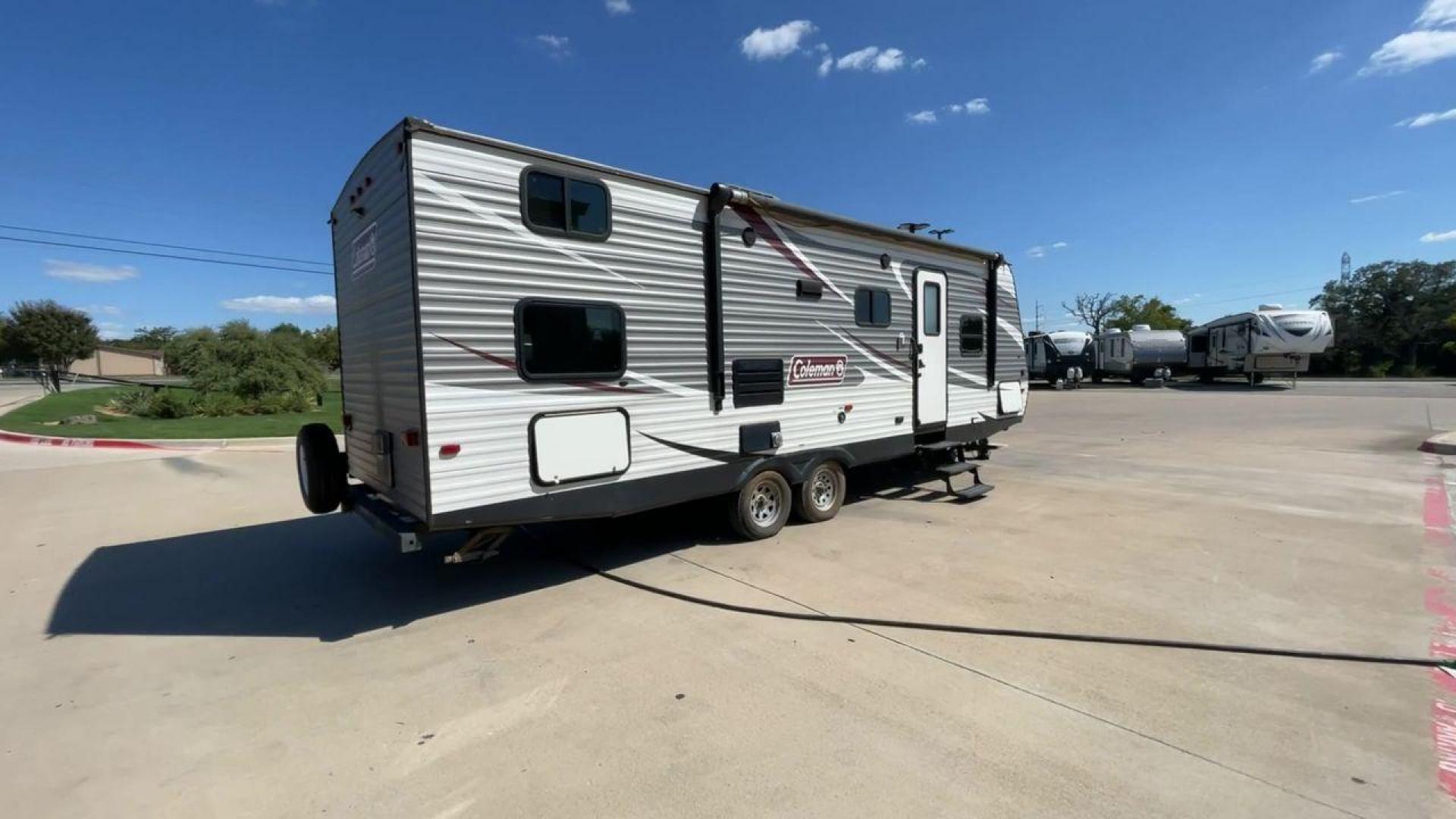 2017 WHITE KEYSTONE COLEMAN 262BH (4YDT26227JH) , Length: 30.58 ft. | Dry Weight: 5,789 lbs. | Slides: 1 transmission, located at 4319 N Main St, Cleburne, TX, 76033, (817) 678-5133, 32.385960, -97.391212 - The 2017 Keystone Coleman 262BH is a single-slide travel trailer measuring in at 30.58 ft. It has a dry weight of 5,789 lbs. and it comes equipped with a power-retractable awning. Immediately to the left of the entrance is the kitchen. It has a stainless steel faucet, microwave, oven, and refrigerat - Photo#1