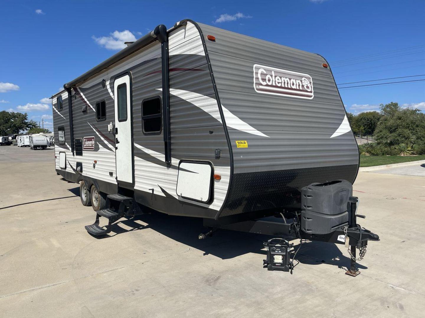 2017 WHITE KEYSTONE COLEMAN 262BH (4YDT26227JH) , Length: 30.58 ft. | Dry Weight: 5,789 lbs. | Slides: 1 transmission, located at 4319 N Main St, Cleburne, TX, 76033, (817) 678-5133, 32.385960, -97.391212 - The 2017 Keystone Coleman 262BH is a single-slide travel trailer measuring in at 30.58 ft. It has a dry weight of 5,789 lbs. and it comes equipped with a power-retractable awning. Immediately to the left of the entrance is the kitchen. It has a stainless steel faucet, microwave, oven, and refrigerat - Photo#23