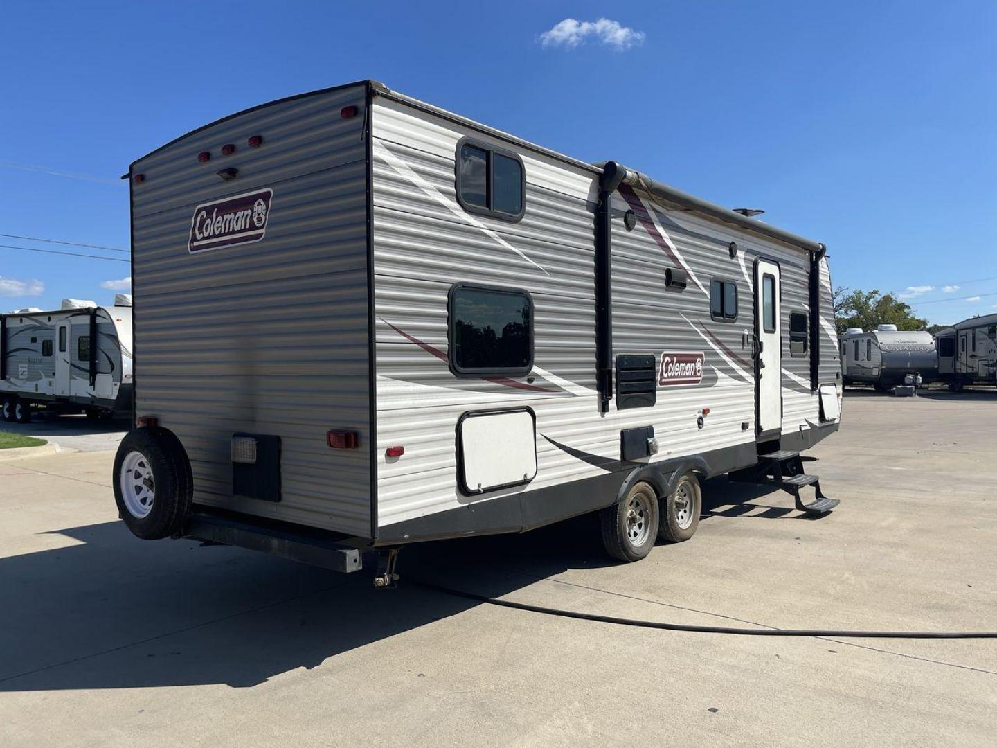 2017 WHITE KEYSTONE COLEMAN 262BH (4YDT26227JH) , Length: 30.58 ft. | Dry Weight: 5,789 lbs. | Slides: 1 transmission, located at 4319 N Main St, Cleburne, TX, 76033, (817) 678-5133, 32.385960, -97.391212 - The 2017 Keystone Coleman 262BH is a single-slide travel trailer measuring in at 30.58 ft. It has a dry weight of 5,789 lbs. and it comes equipped with a power-retractable awning. Immediately to the left of the entrance is the kitchen. It has a stainless steel faucet, microwave, oven, and refrigerat - Photo#25