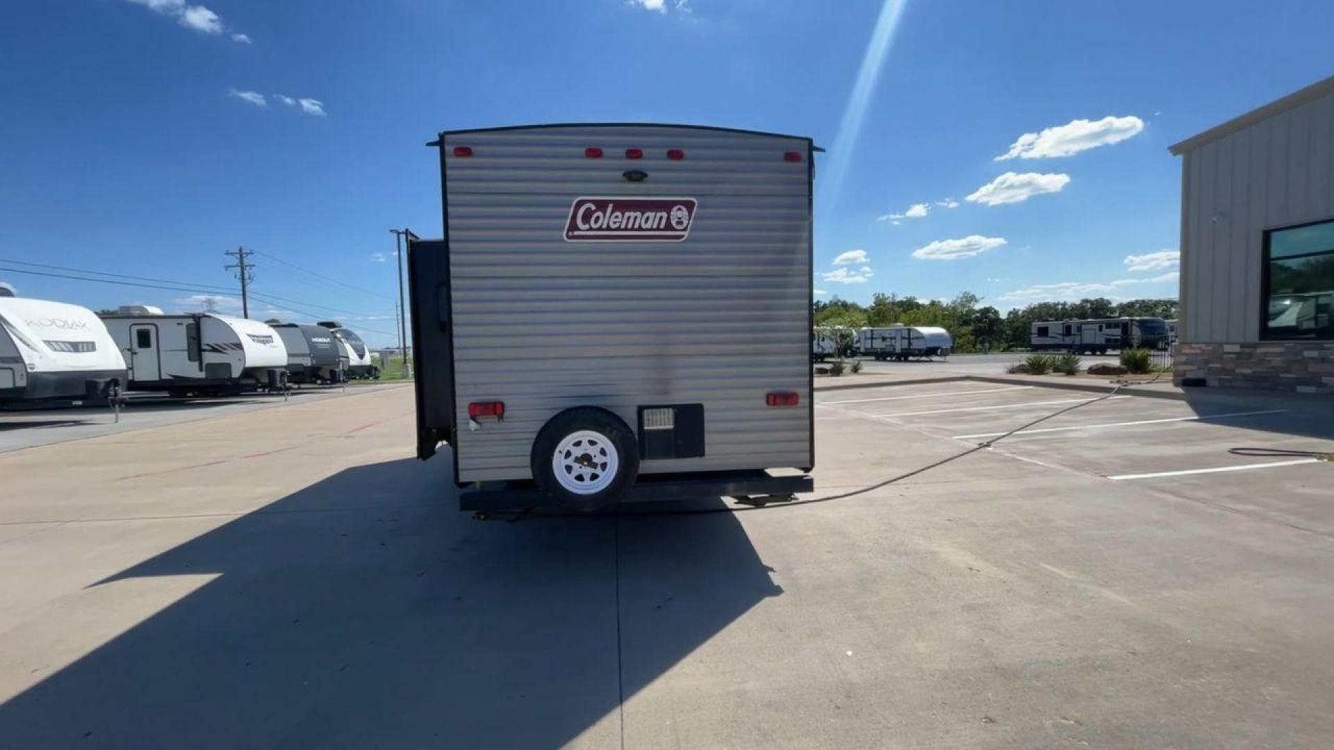 2017 WHITE KEYSTONE COLEMAN 262BH (4YDT26227JH) , Length: 30.58 ft. | Dry Weight: 5,789 lbs. | Slides: 1 transmission, located at 4319 N Main St, Cleburne, TX, 76033, (817) 678-5133, 32.385960, -97.391212 - The 2017 Keystone Coleman 262BH is a single-slide travel trailer measuring in at 30.58 ft. It has a dry weight of 5,789 lbs. and it comes equipped with a power-retractable awning. Immediately to the left of the entrance is the kitchen. It has a stainless steel faucet, microwave, oven, and refrigerat - Photo#8