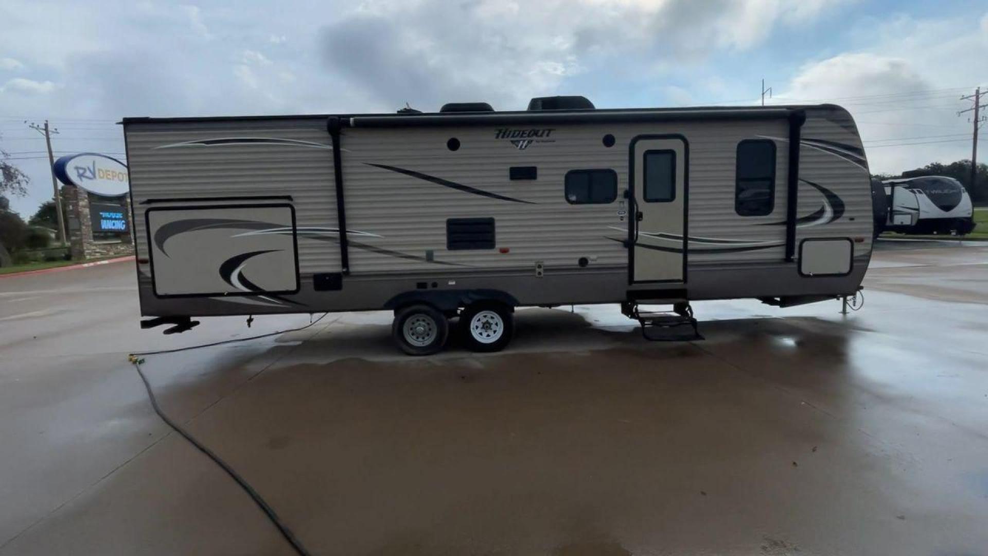 2017 KEYSTONE HIDEOUT 29BKS (4YDT29B21H7) , Length: 34.25 ft. | Dry Weight: 7,225 lbs. | Gross Weight: 9,675 lbs. | Slides: 1 transmission, located at 4319 N Main St, Cleburne, TX, 76033, (817) 678-5133, 32.385960, -97.391212 - Photo#2