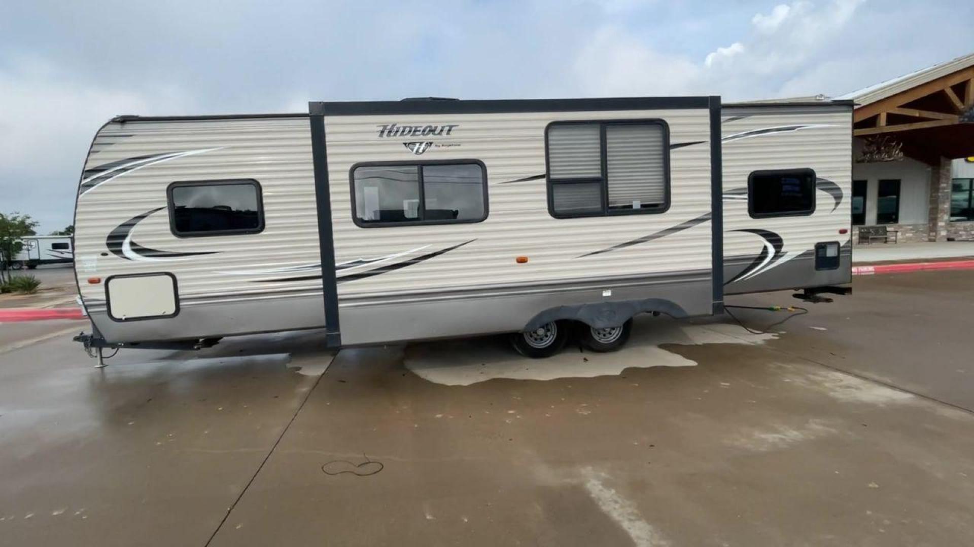 2017 KEYSTONE HIDEOUT 29BKS (4YDT29B21H7) , Length: 34.25 ft. | Dry Weight: 7,225 lbs. | Gross Weight: 9,675 lbs. | Slides: 1 transmission, located at 4319 N Main St, Cleburne, TX, 76033, (817) 678-5133, 32.385960, -97.391212 - Photo#6