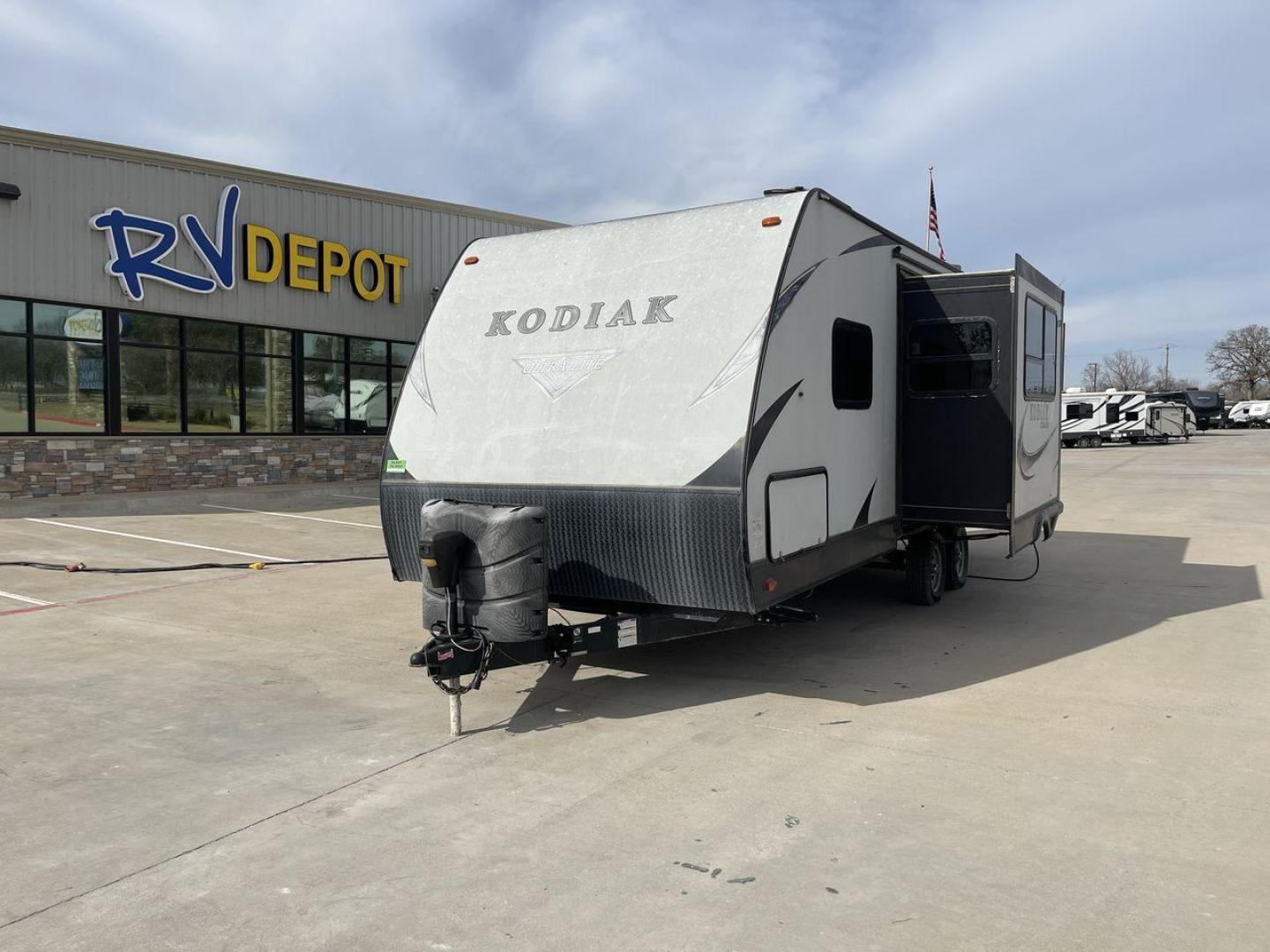 2017 TAN KEYSTONE KODIAK - (4YDT24327HJ) , Length: 27.5 ft. | Dry Weight: 4,939 lbs. | Slides: 1 transmission, located at 4319 N Main St, Cleburne, TX, 76033, (817) 678-5133, 32.385960, -97.391212 - Introducing the 2017 Keystone Kodiak 243BHSL Travel Trailer, a perfect blend of comfort and functionality for your camping adventures. Measuring 27.5 feet, this trailer offers a spacious interior that comfortably accommodates up to 8 people. Inside the Kodiak 243BHS, there's plenty of room for relax - Photo#0