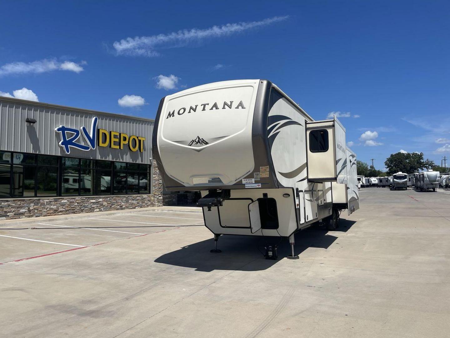 2017 KEYSTONE MONTANA 3911FB (4YDF39125H4) , Length: 40.42 ft. | Dry Weight: 12,730 lbs. | Gross Weight: 16,000 lbs. | Slides: 3 transmission, located at 4319 N Main St, Cleburne, TX, 76033, (817) 678-5133, 32.385960, -97.391212 - Photo#0