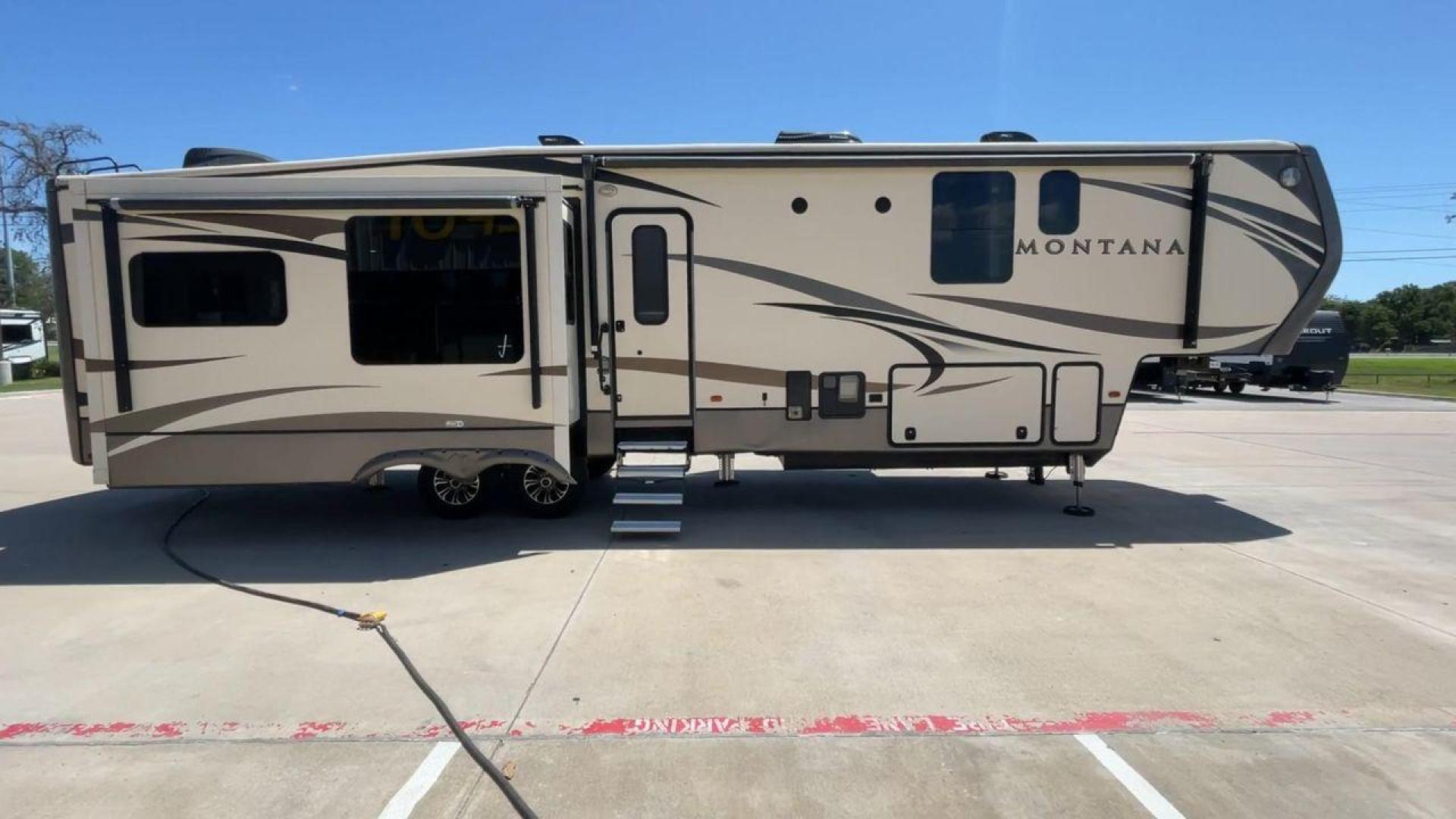 2017 KEYSTONE MONTANA 3911FB (4YDF39125H4) , Length: 40.42 ft. | Dry Weight: 12,730 lbs. | Gross Weight: 16,000 lbs. | Slides: 3 transmission, located at 4319 N Main St, Cleburne, TX, 76033, (817) 678-5133, 32.385960, -97.391212 - Photo#2