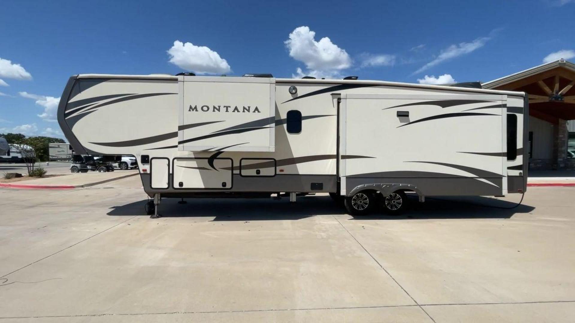 2017 KEYSTONE MONTANA 3911FB (4YDF39125H4) , Length: 40.42 ft. | Dry Weight: 12,730 lbs. | Gross Weight: 16,000 lbs. | Slides: 3 transmission, located at 4319 N Main St, Cleburne, TX, 76033, (817) 678-5133, 32.385960, -97.391212 - Photo#6