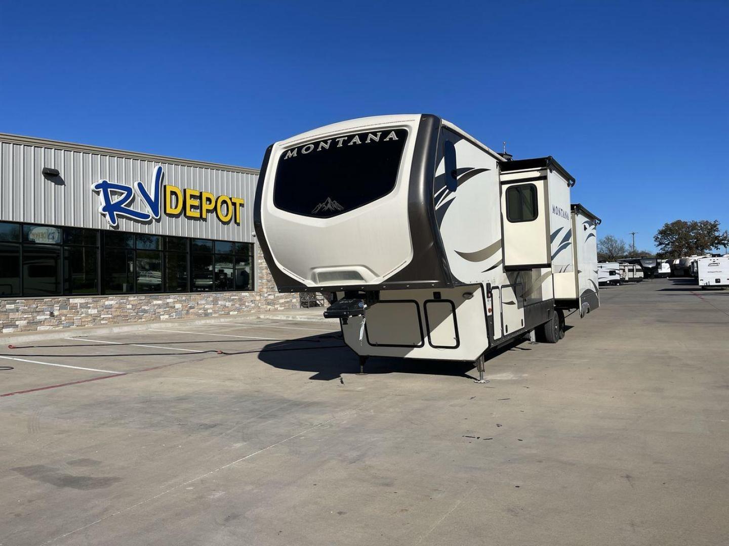 2017 KEYSTONE MONTANA 3921FB (4YDF39225H4) , located at 4319 N Main St, Cleburne, TX, 76033, (817) 678-5133, 32.385960, -97.391212 - Photo#0