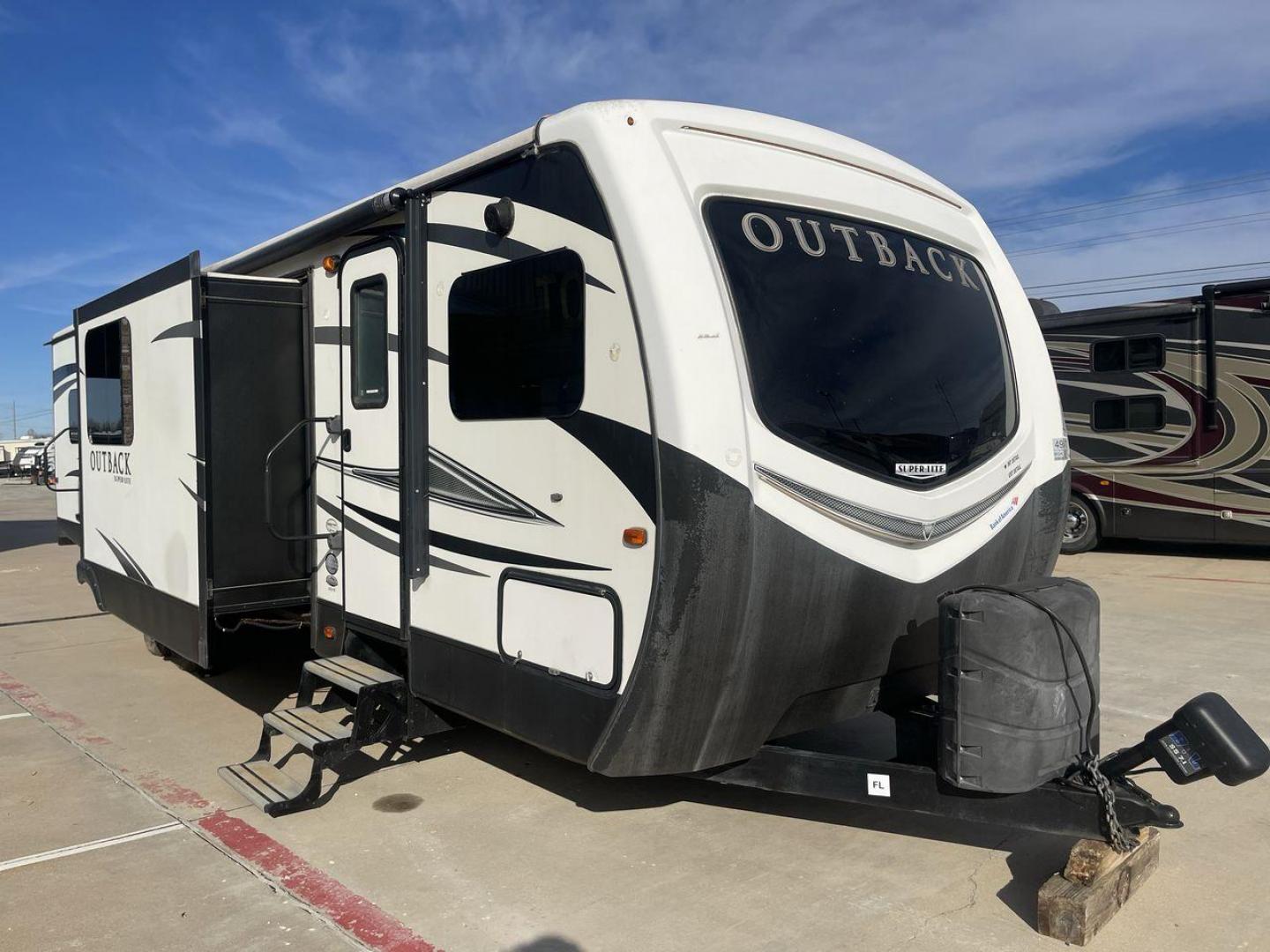 2017 KEYSTONE OUTBACK 332FK (4YDT33229HB) , Length: 37.83 ft. | Dry Weight: 8,475 lbs. | Gross Weight: 10,500 lbs. | Slides: 3 transmission, located at 4319 N Main St, Cleburne, TX, 76033, (817) 678-5133, 32.385960, -97.391212 - Photo#23