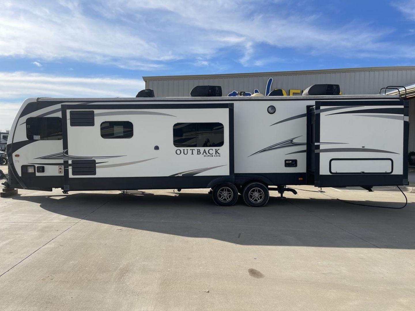 2017 KEYSTONE OUTBACK 332FK (4YDT33229HB) , Length: 37.83 ft. | Dry Weight: 8,475 lbs. | Gross Weight: 10,500 lbs. | Slides: 3 transmission, located at 4319 N Main St, Cleburne, TX, 76033, (817) 678-5133, 32.385960, -97.391212 - Photo#24