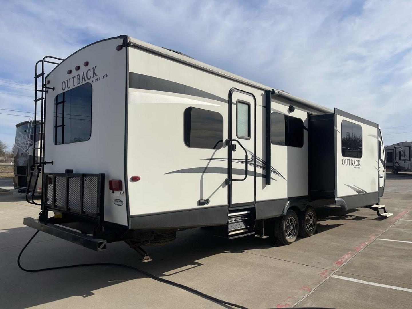 2017 KEYSTONE OUTBACK 332FK (4YDT33229HB) , Length: 37.83 ft. | Dry Weight: 8,475 lbs. | Gross Weight: 10,500 lbs. | Slides: 3 transmission, located at 4319 N Main St, Cleburne, TX, 76033, (817) 678-5133, 32.385960, -97.391212 - Photo#25