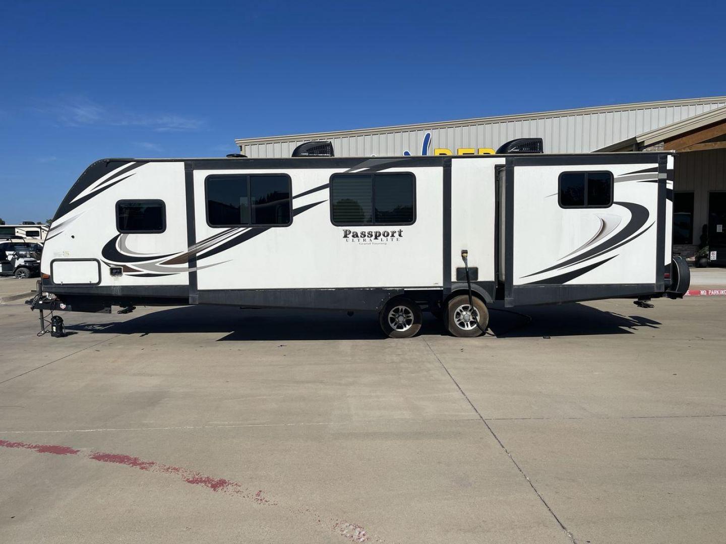 2017 KEYSTONE PASSPORT 3290BH (4YDT32929HT) , Length: 36.67 ft. | Dry Weight: 6,368 lbs. | Gross Weight: 8,000 lbs. | Slides: 3 transmission, located at 4319 N Main St, Cleburne, TX, 76033, (817) 678-5133, 32.385960, -97.391212 - Photo#24