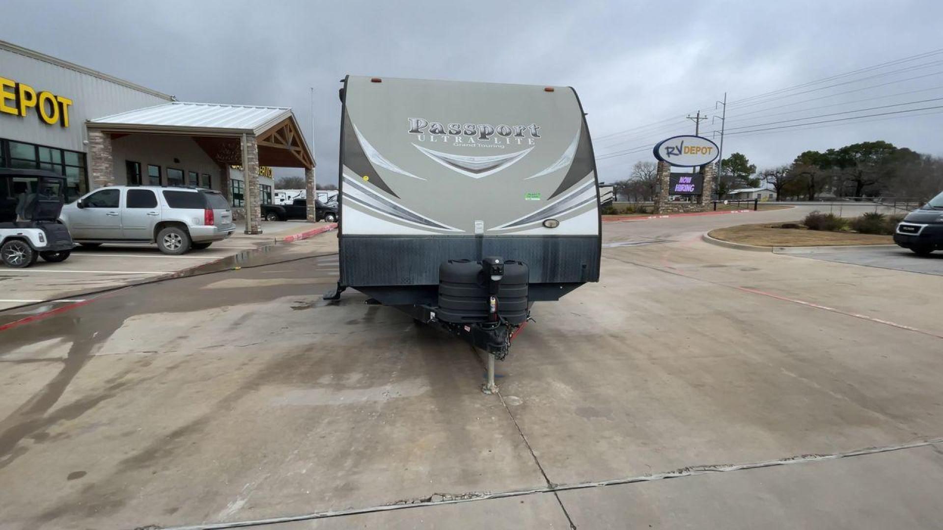 2017 WHITE KEYSTONE PASSPORT 3320BH - (4YDT32224HK) , Length: 36.83 ft | Dry Weight: 6,586 lbs | Gross Weight: 8,000 lbs | Slides: 3 transmission, located at 4319 N Main St, Cleburne, TX, 76033, (817) 678-5133, 32.385960, -97.391212 - Photo#4