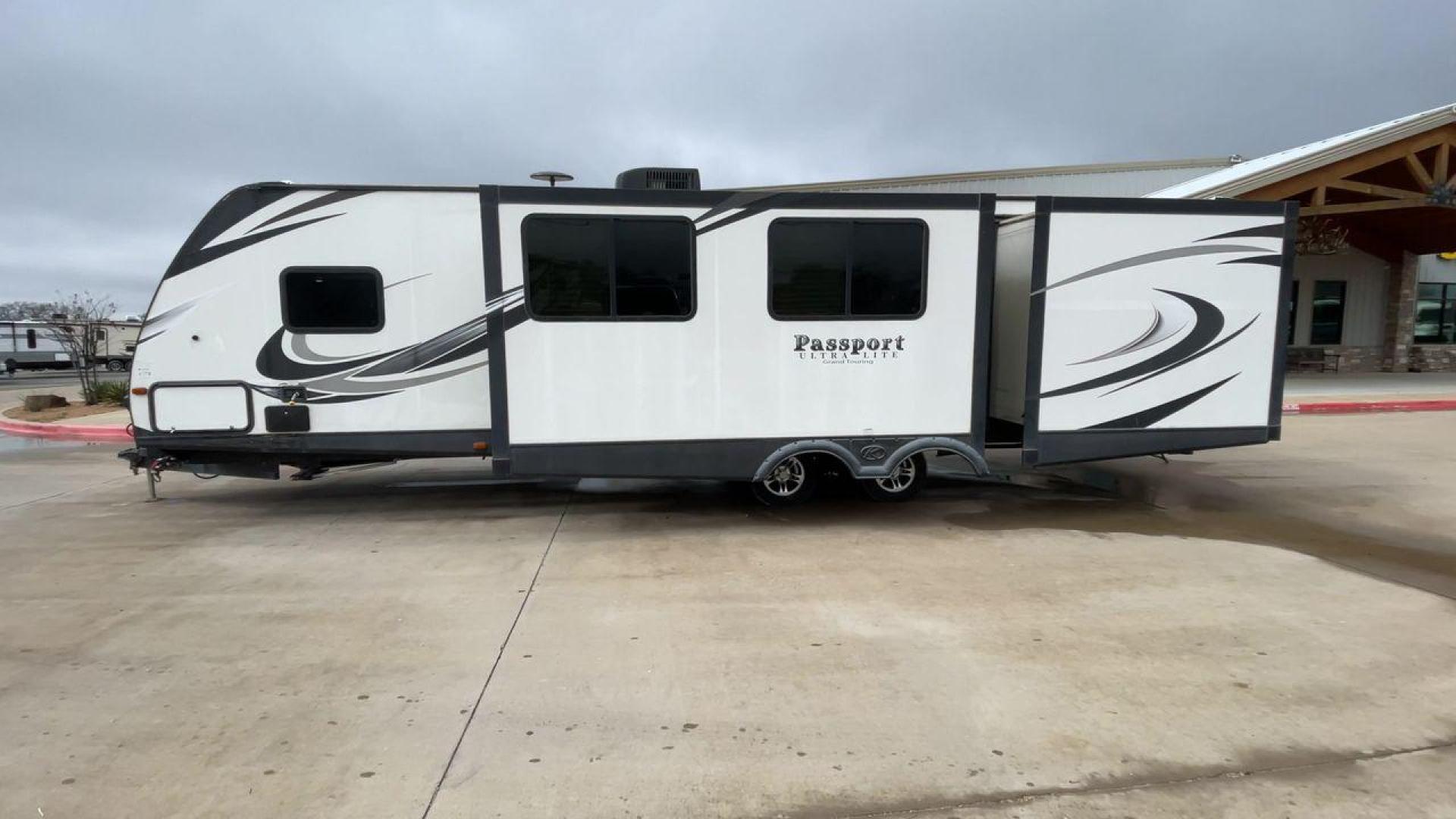 2017 WHITE KEYSTONE PASSPORT 3320BH - (4YDT32224HK) , Length: 36.83 ft | Dry Weight: 6,586 lbs | Gross Weight: 8,000 lbs | Slides: 3 transmission, located at 4319 N Main St, Cleburne, TX, 76033, (817) 678-5133, 32.385960, -97.391212 - Photo#6