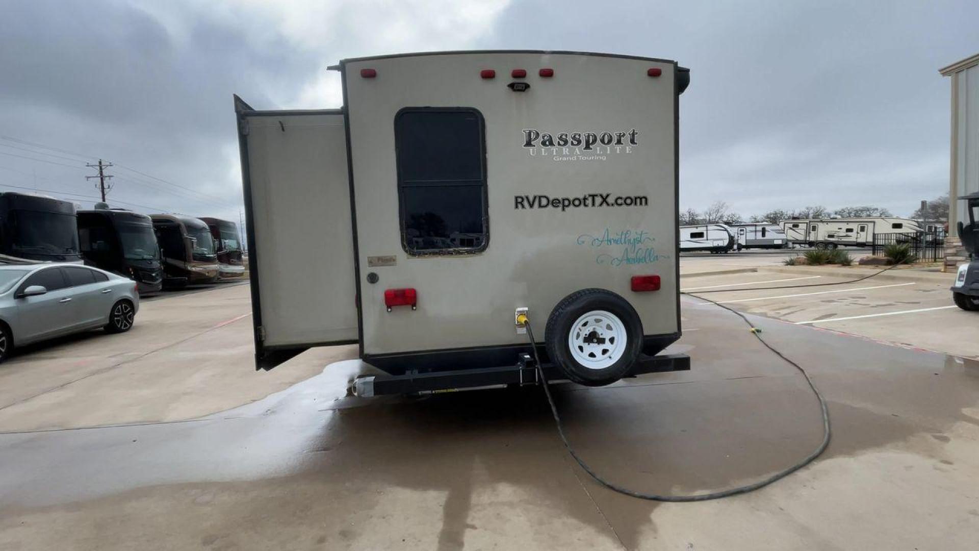 2017 WHITE KEYSTONE PASSPORT 3320BH - (4YDT32224HK) , Length: 36.83 ft | Dry Weight: 6,586 lbs | Gross Weight: 8,000 lbs | Slides: 3 transmission, located at 4319 N Main St, Cleburne, TX, 76033, (817) 678-5133, 32.385960, -97.391212 - Photo#8