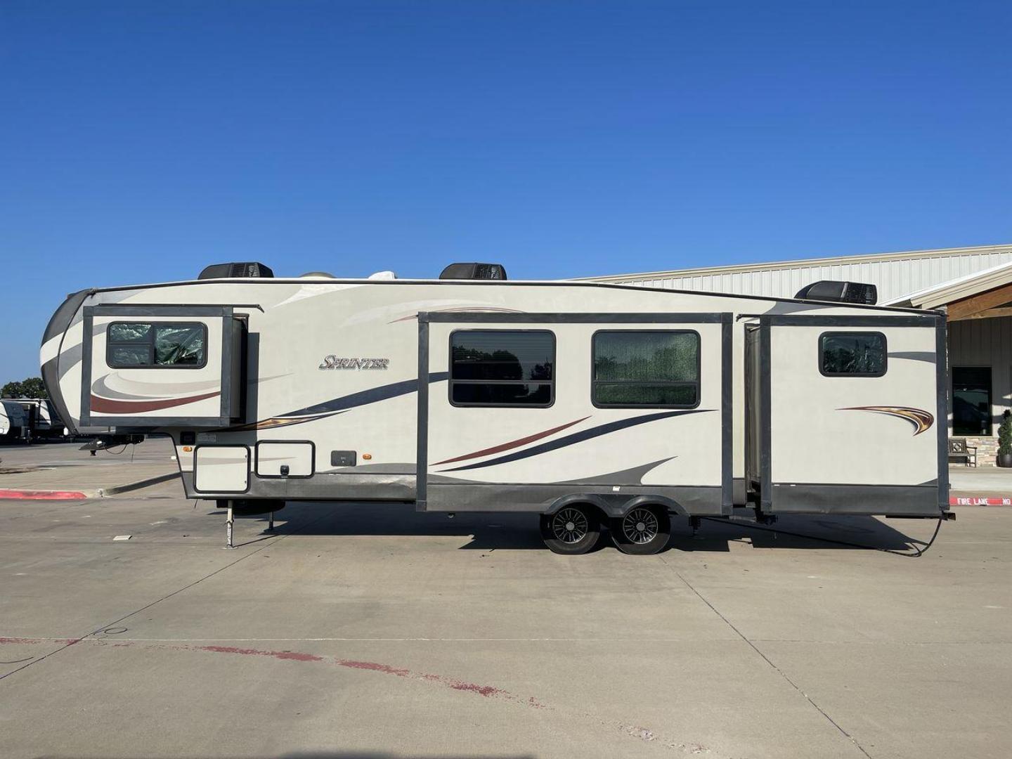 2017 BROWN KEYSTONE SPRINTER 324FWBHS (4YDF32424H1) , Length: 38.83 ft. | Dry Weight: 10,770 lbs. | Gross Weight: 14,000 lbs. | Slides: 3 transmission, located at 4319 N Main St, Cleburne, TX, 76033, (817) 678-5133, 32.385960, -97.391212 - Photo#24