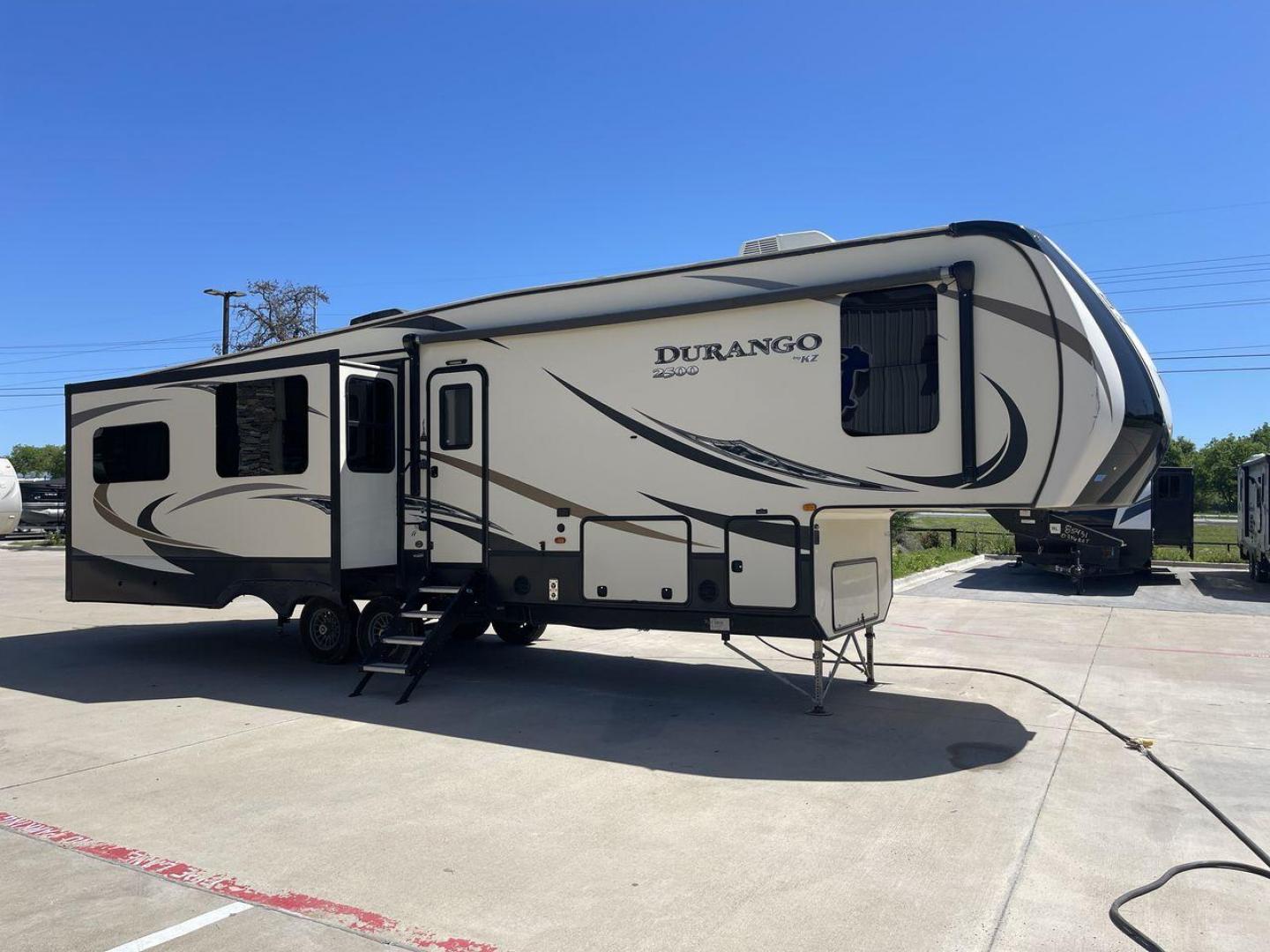 2017 TAN KZ DURANGO 336RET (4EZFD3324H6) , Length: 35.33 ft. | Dry Weight: 10,070 lbs. | Gross Weight: 12,500 lbs. | Slides: 3 transmission, located at 4319 N Main St, Cleburne, TX, 76033, (817) 678-5133, 32.385960, -97.391212 - The 2017 K-Z Durango 336RET is a fantastic residential fifth wheel with numerous luxurious features you will enjoy in an RV! This Durango measures 35.33 ft. in length and 12.83 ft. in height. It has a dry weight of 10,070 lbs. and a GVWR of 12,500 lbs. You will be able to pull this fifth wheel with - Photo#23