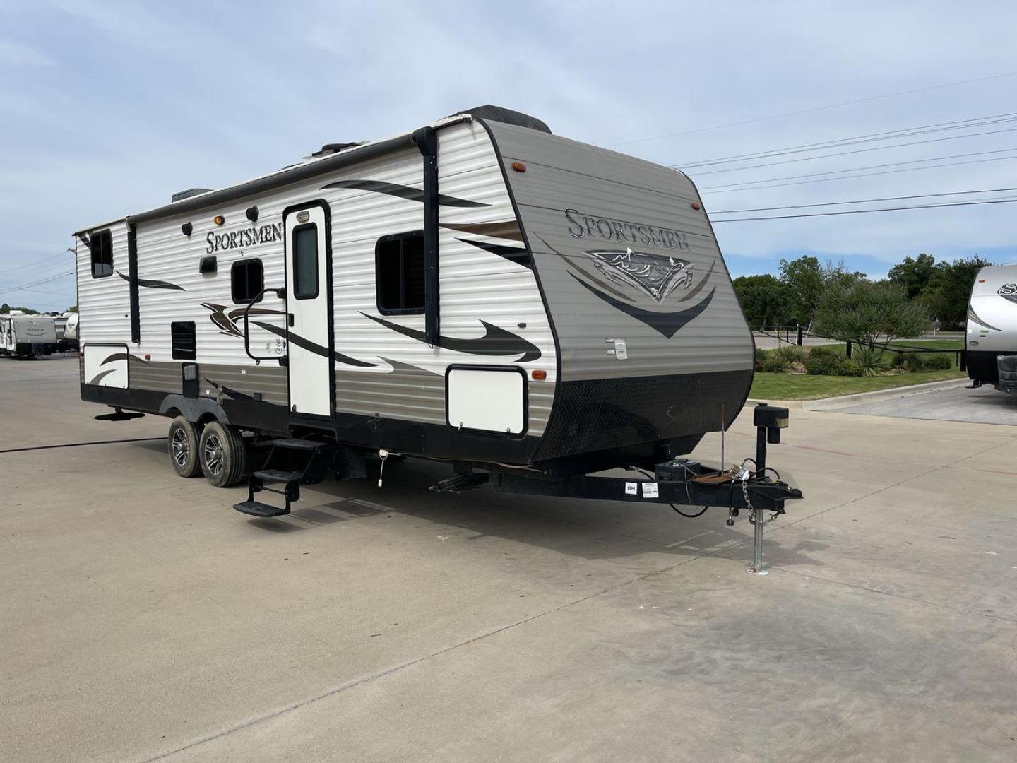 2017 KZ SPORTSMEN 302BH (4EZTS3026H5) , Length: 32.8 ft. | Dry Weight: 6,280 lbs. | Slides: 1 transmission, located at 4319 N Main St, Cleburne, TX, 76033, (817) 678-5133, 32.385960, -97.391212 - Photo#23