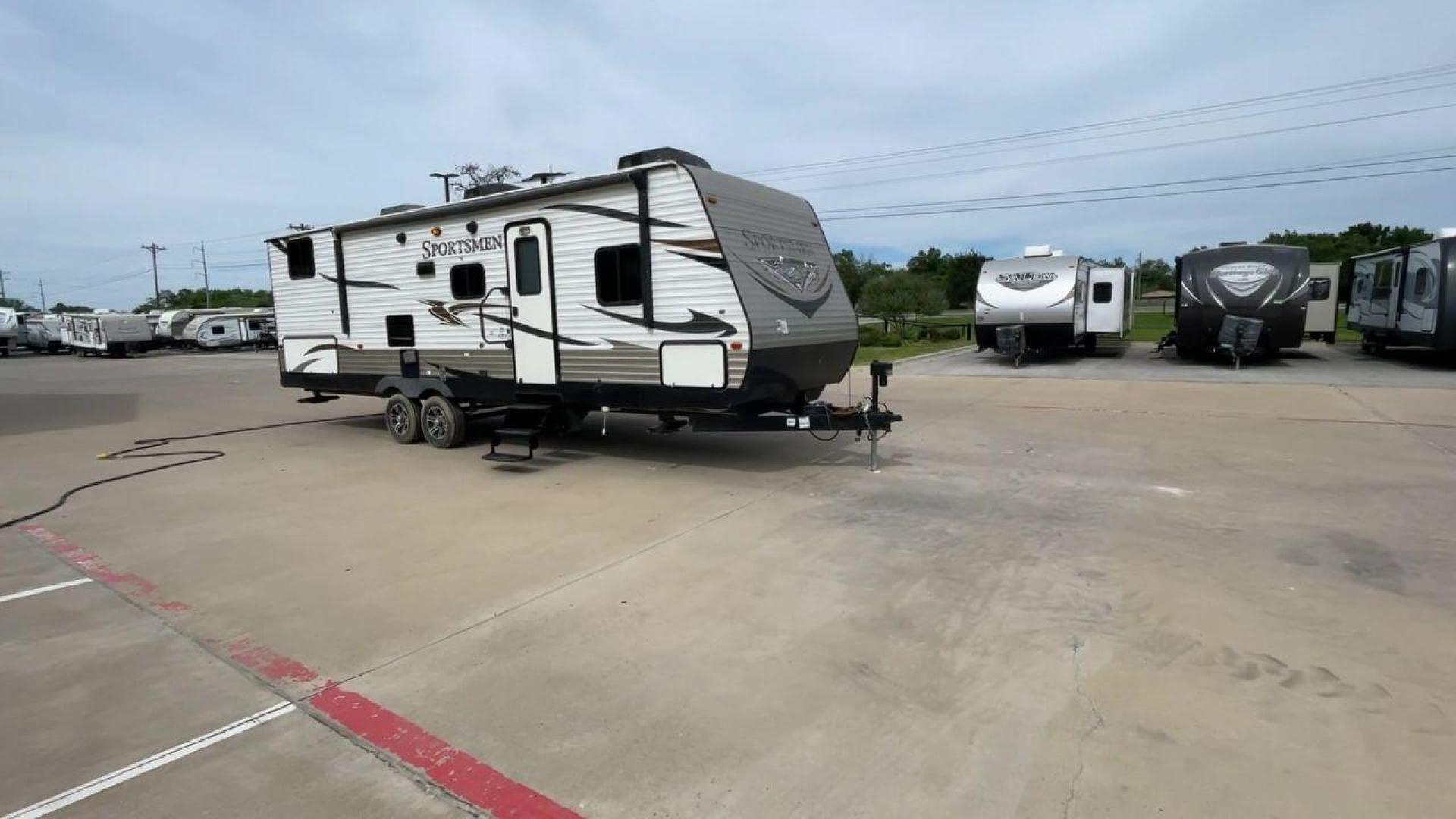 2017 KZ SPORTSMEN 302BH (4EZTS3026H5) , Length: 32.8 ft. | Dry Weight: 6,280 lbs. | Slides: 1 transmission, located at 4319 N Main St, Cleburne, TX, 76033, (817) 678-5133, 32.385960, -97.391212 - Photo#3