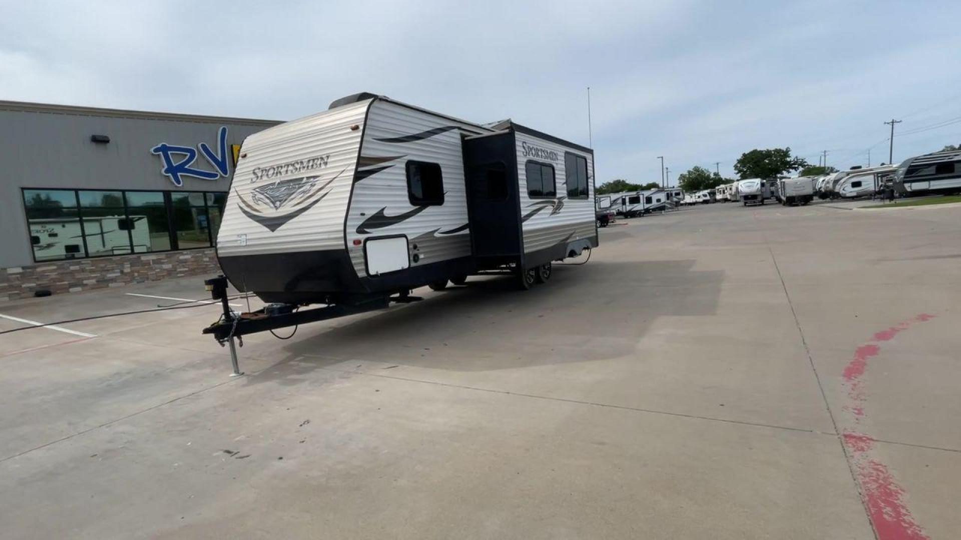 2017 KZ SPORTSMEN 302BH (4EZTS3026H5) , Length: 32.8 ft. | Dry Weight: 6,280 lbs. | Slides: 1 transmission, located at 4319 N Main St, Cleburne, TX, 76033, (817) 678-5133, 32.385960, -97.391212 - Photo#5