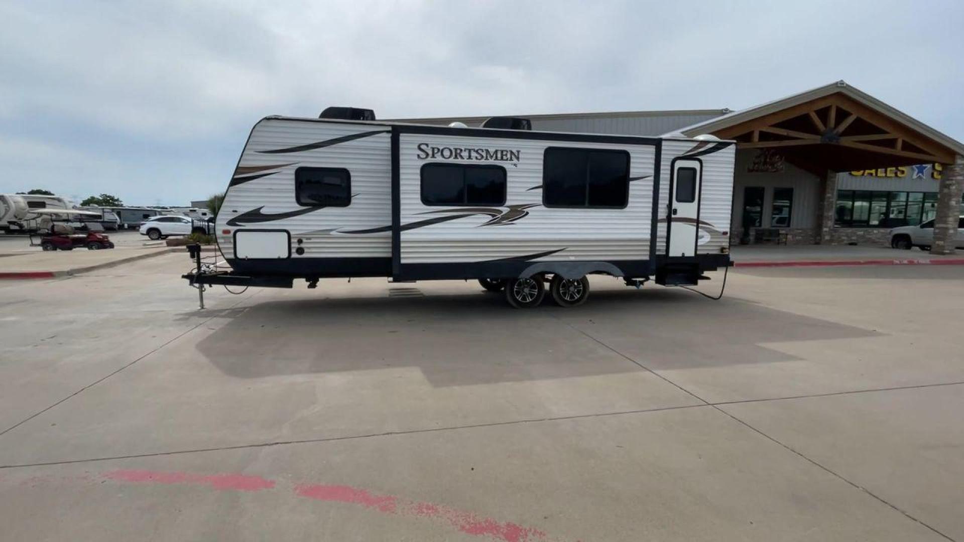 2017 KZ SPORTSMEN 302BH (4EZTS3026H5) , Length: 32.8 ft. | Dry Weight: 6,280 lbs. | Slides: 1 transmission, located at 4319 N Main St, Cleburne, TX, 76033, (817) 678-5133, 32.385960, -97.391212 - Photo#6