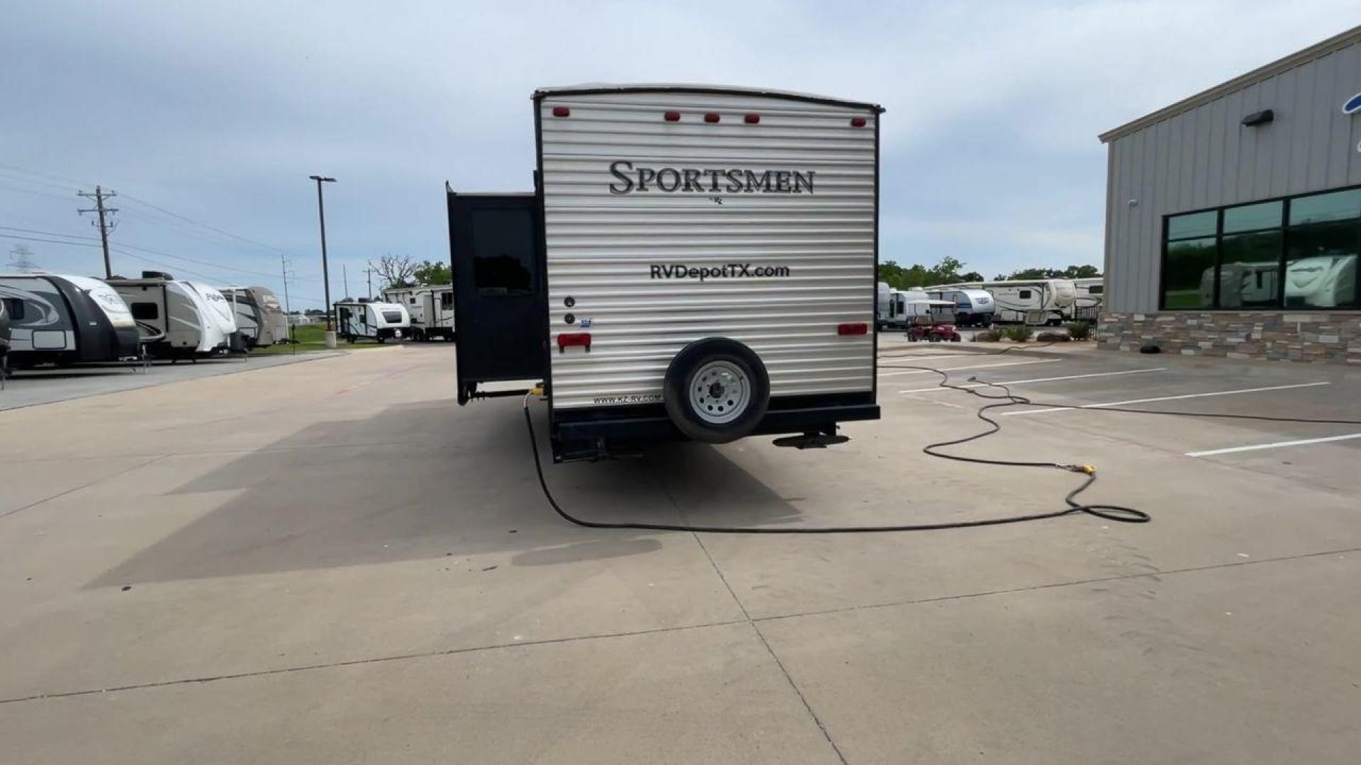 2017 KZ SPORTSMEN 302BH (4EZTS3026H5) , Length: 32.8 ft. | Dry Weight: 6,280 lbs. | Slides: 1 transmission, located at 4319 N Main St, Cleburne, TX, 76033, (817) 678-5133, 32.385960, -97.391212 - Photo#8