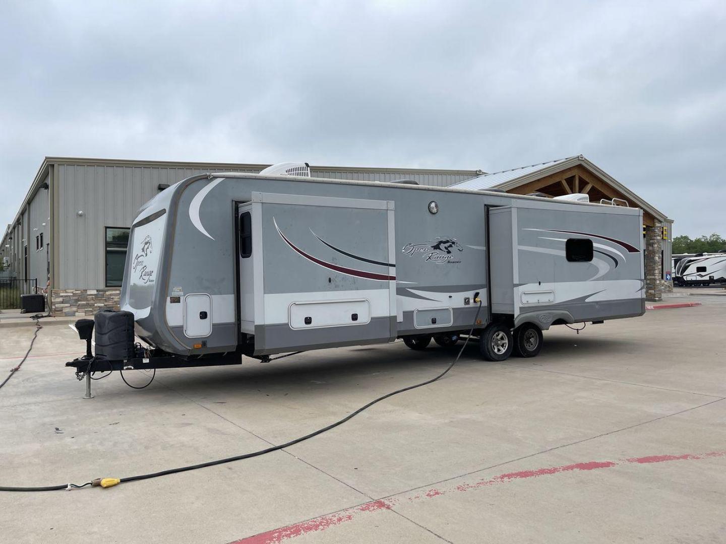 2017 OPEN RANGE ROAMER 323RLS (58TTL3821H5) , Length: 37.7 ft | Dry Weight: 8,815 lbs. | Gross Weight: 11,435 lbs | Slides: 3 transmission, located at 4319 N Main St, Cleburne, TX, 76033, (817) 678-5133, 32.385960, -97.391212 - The 2017 Open Range Roamer 323RLS is a top-of-the-line travel trailer. With a length of 37.7 feet and a dry weight of 8,815 pounds, this spacious model offers plenty of room for relaxation and entertainment. Featuring three slides, the Roamer 323RLS maximizes interior space, creating a welcoming and - Photo#23