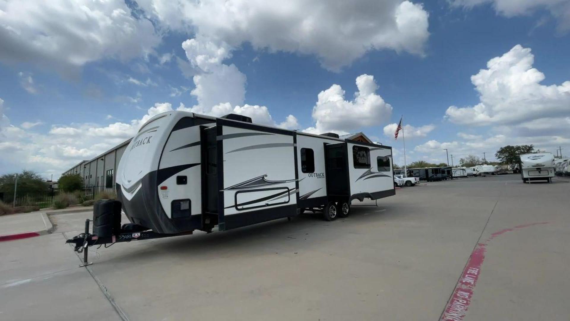 2017 OUTBACK 334RL - (4YDT33422HB) , Length: 37.83 ft. | Dry Weight: 8,155 lbs. | Gross Weight: 10,500 lbs | Slides: 2 transmission, located at 4319 N Main St, Cleburne, TX, 76033, (817) 678-5133, 32.385960, -97.391212 - Photo#5